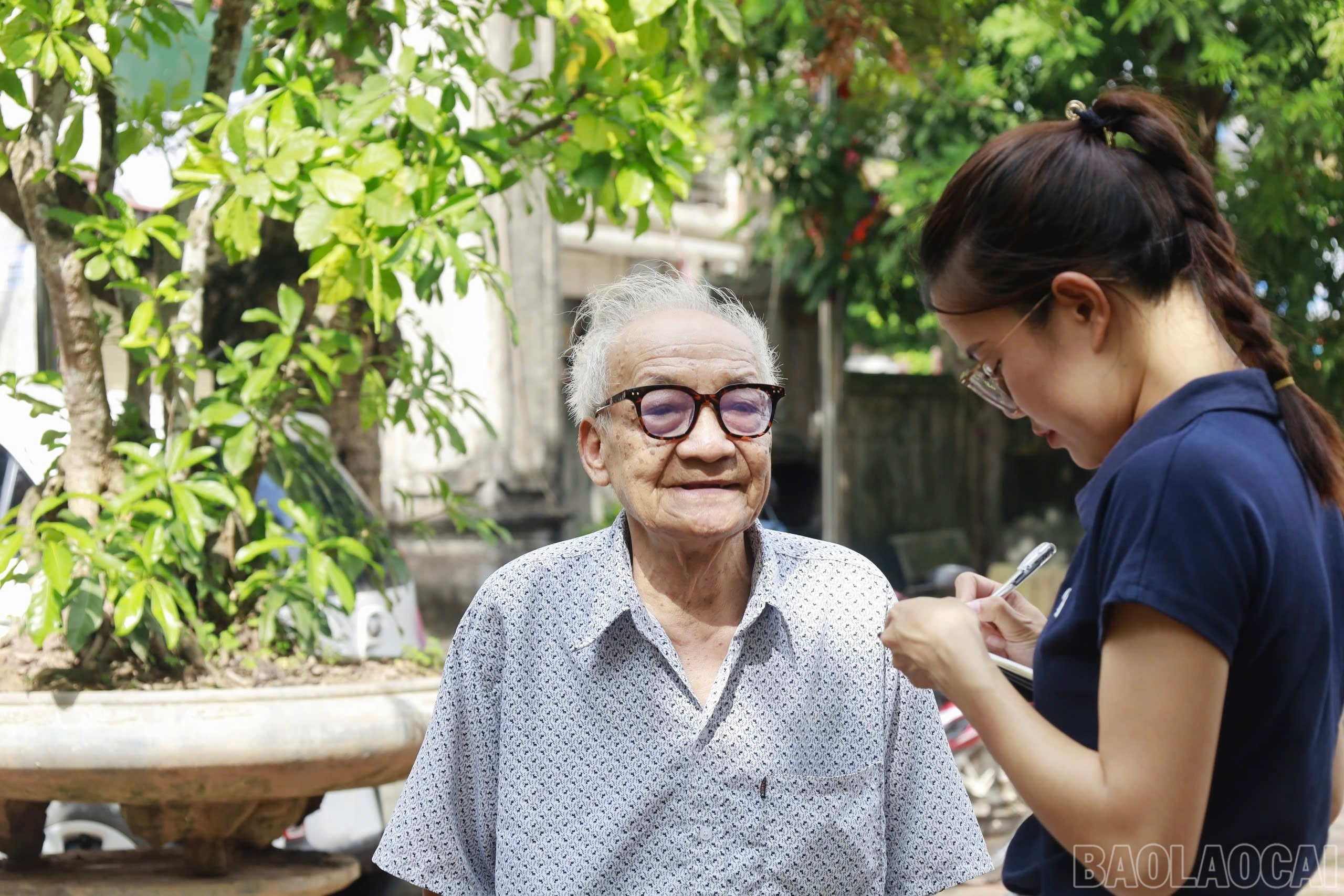 Phóng viên tìm hiểu những câu chuyện lịch sử xoay quanh cây nhãn tổ. baolaocai-br_img-4538.jpg