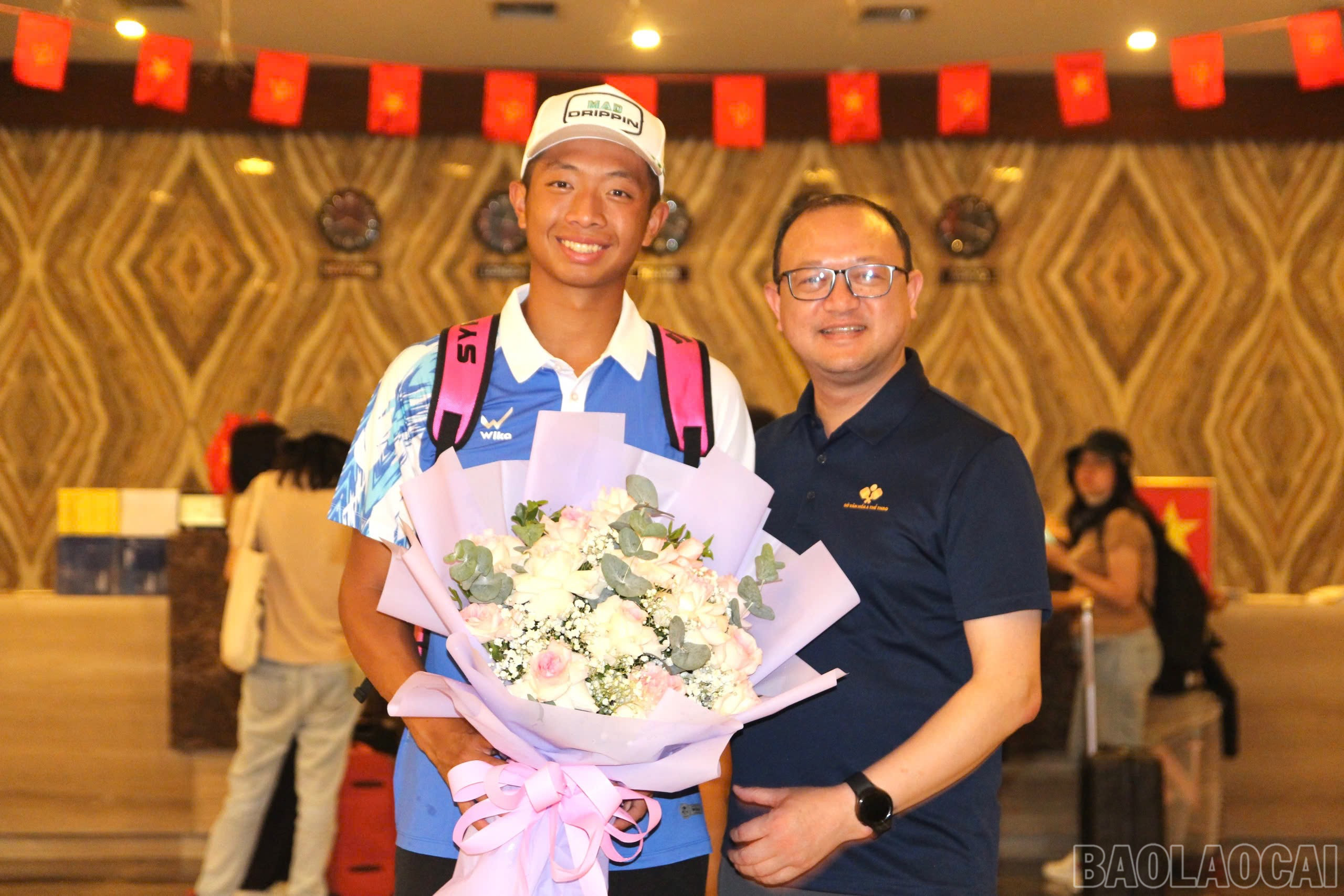 Quang Dương nhận được sự đón tiếp nhiệt tình của người hâm mộ. baolaocai-br_z6628667334286-a9e5e6591c913339c59a7ae9f01d04b0.jpg