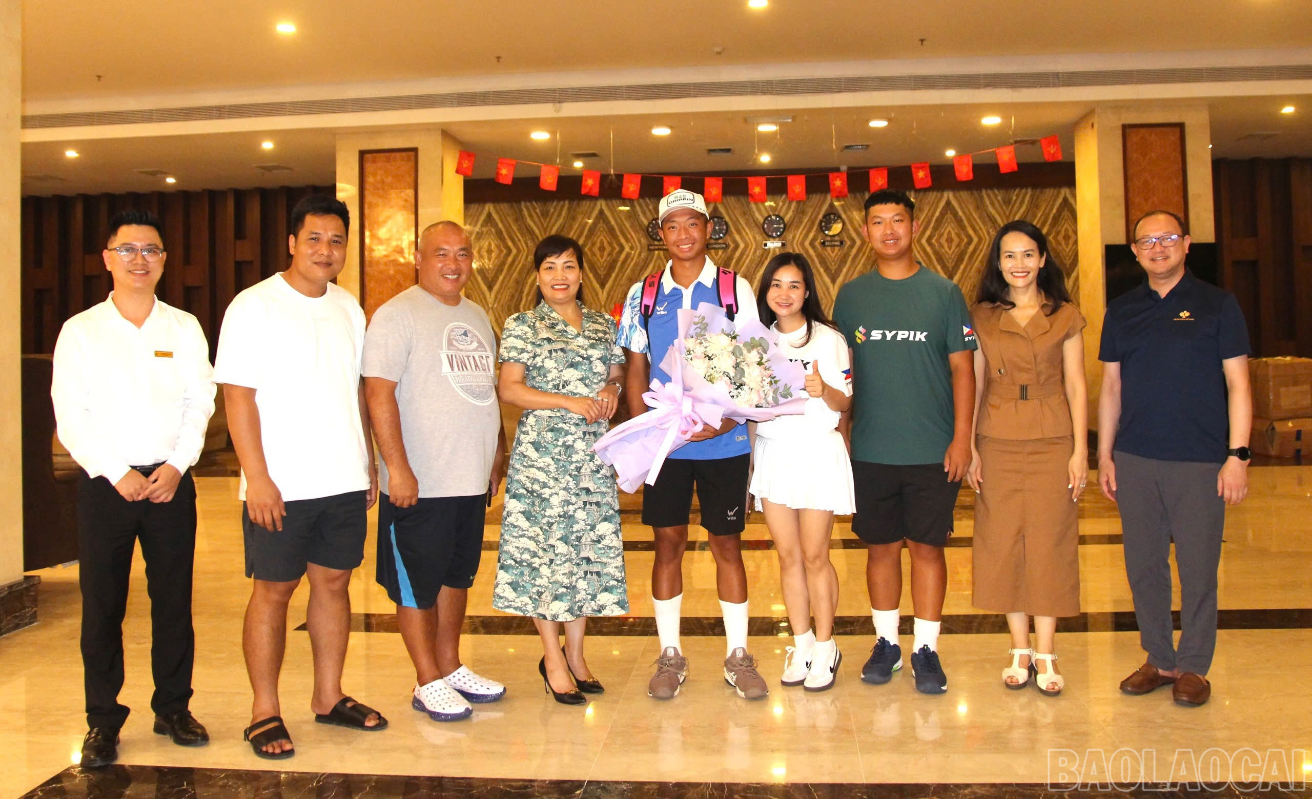Lãnh đạo một số cơ quan, đơn vị đón vận động viên Quang Dương. baolaocai-br_2.jpg