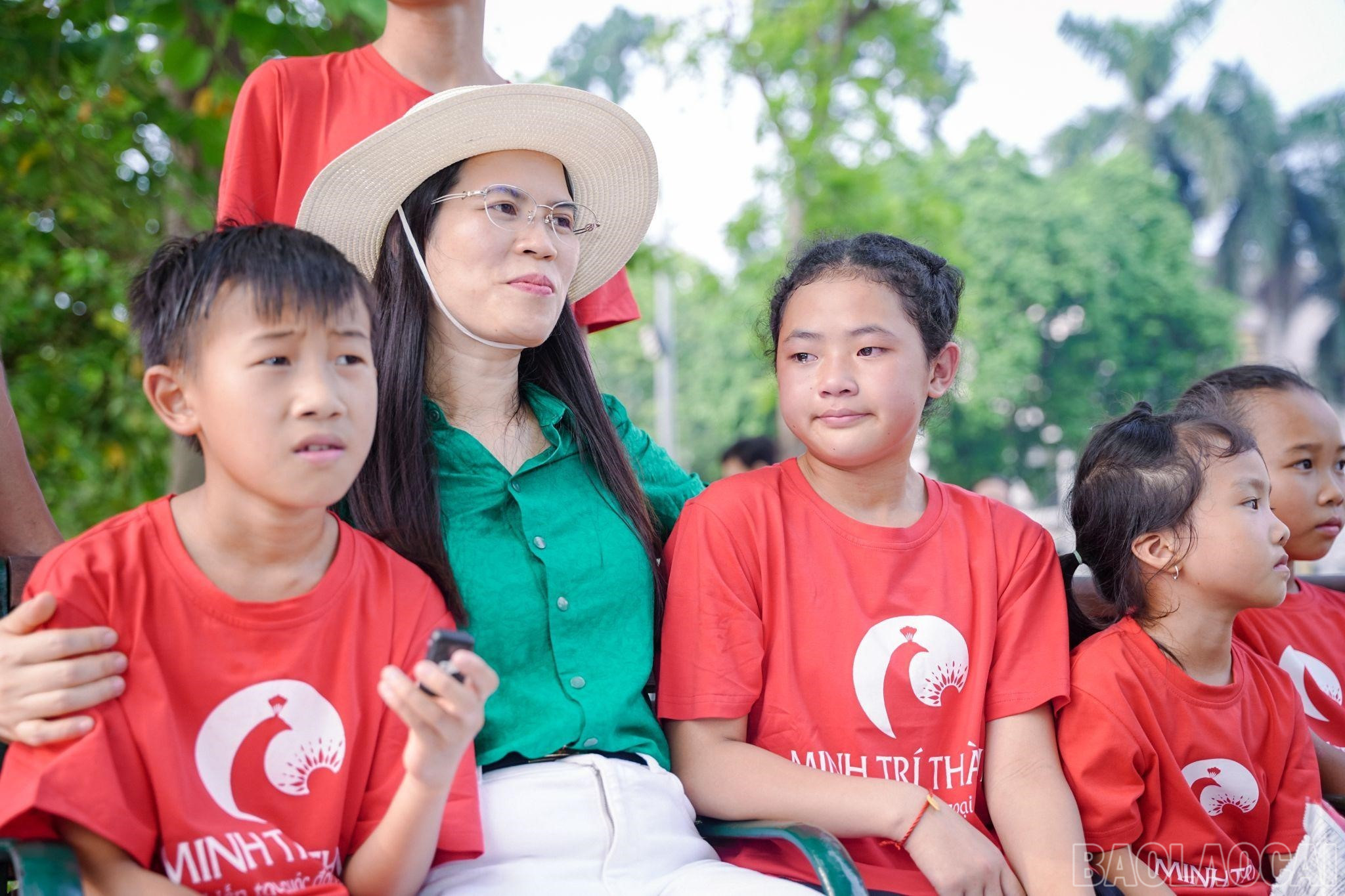 Em Vàng Thị Bầu (bên phải) xúc động khi chia sẻ về việc được về Hà Nội gặp cô Lanh và các bạn. baolaocai-br_7.jpg