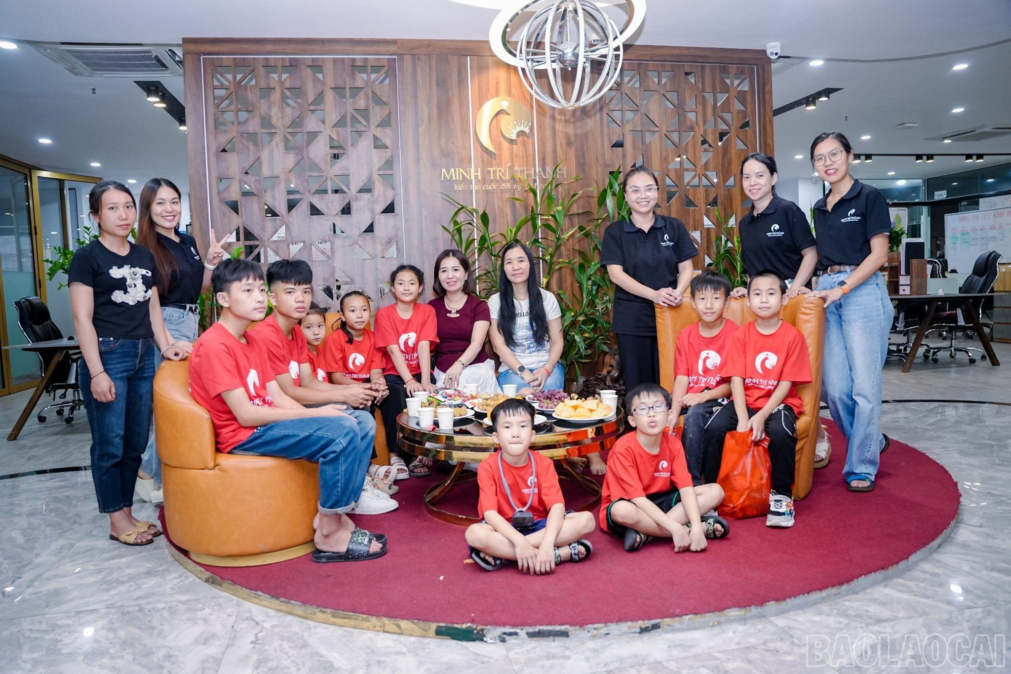 Các bạn nhỏ Lào Cai đến thăm văn phòng Học viện Minh Trí Thành tại Hà Nội. baolaocai-br_2.jpg