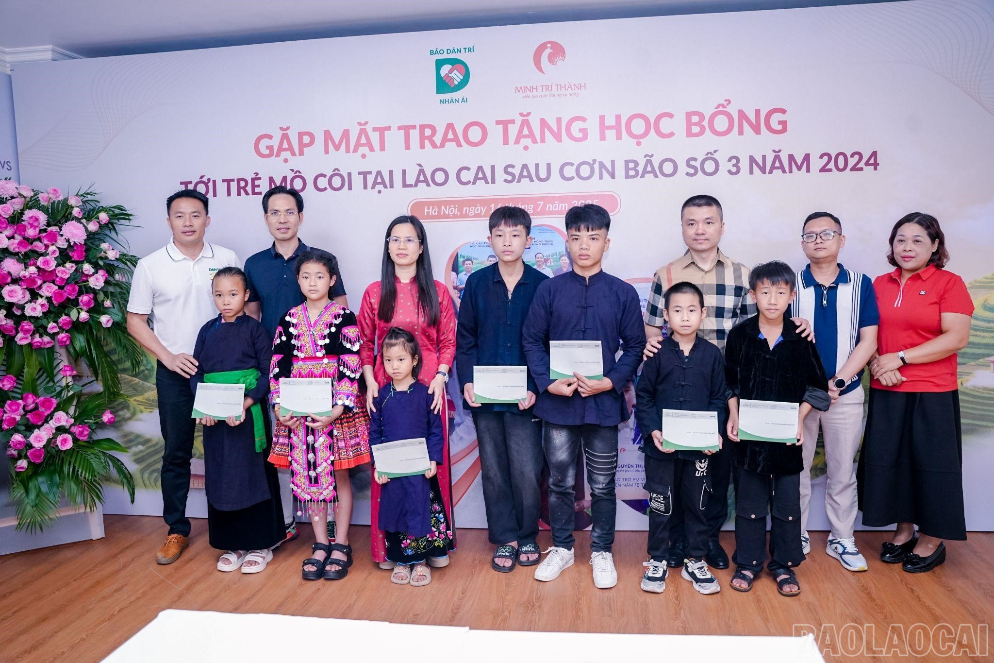 Các em nhận học bổng từ bạn đọc Báo Dân Trí. baolaocai-br_1.jpg