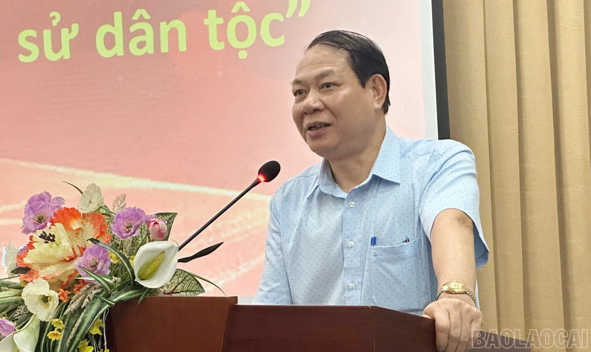 Khách mời chia sẻ về câu chuyện lịch sử.