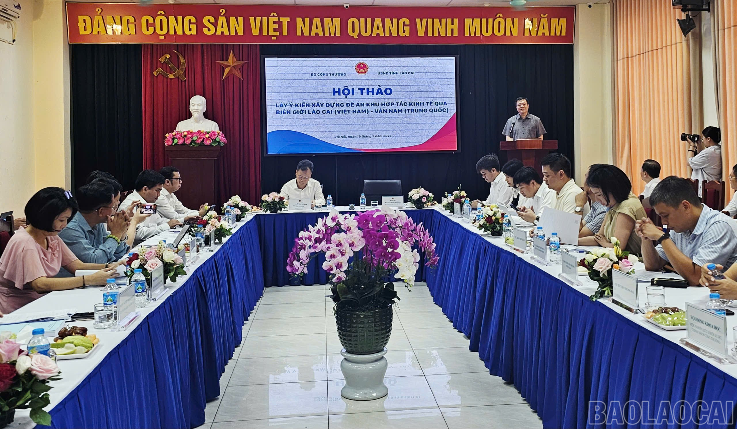 Ông Nguyễn Sinh Nhật Tân phát biểu tại hội thảo. baolaocai-br_z7068538463506-f41d3ff41b8a05aa84eb15b0bdeb2e2a.jpg