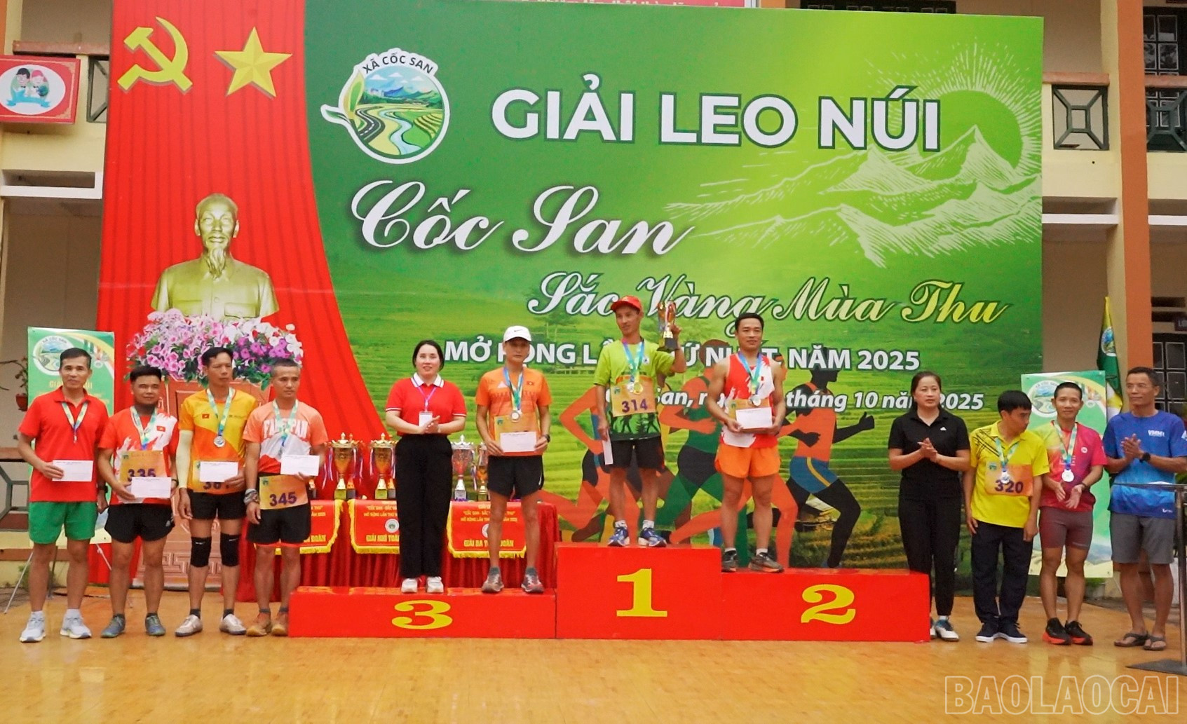 Ban tổ chức trao giải cho các vận động viên. baolaocai-br_15.jpg