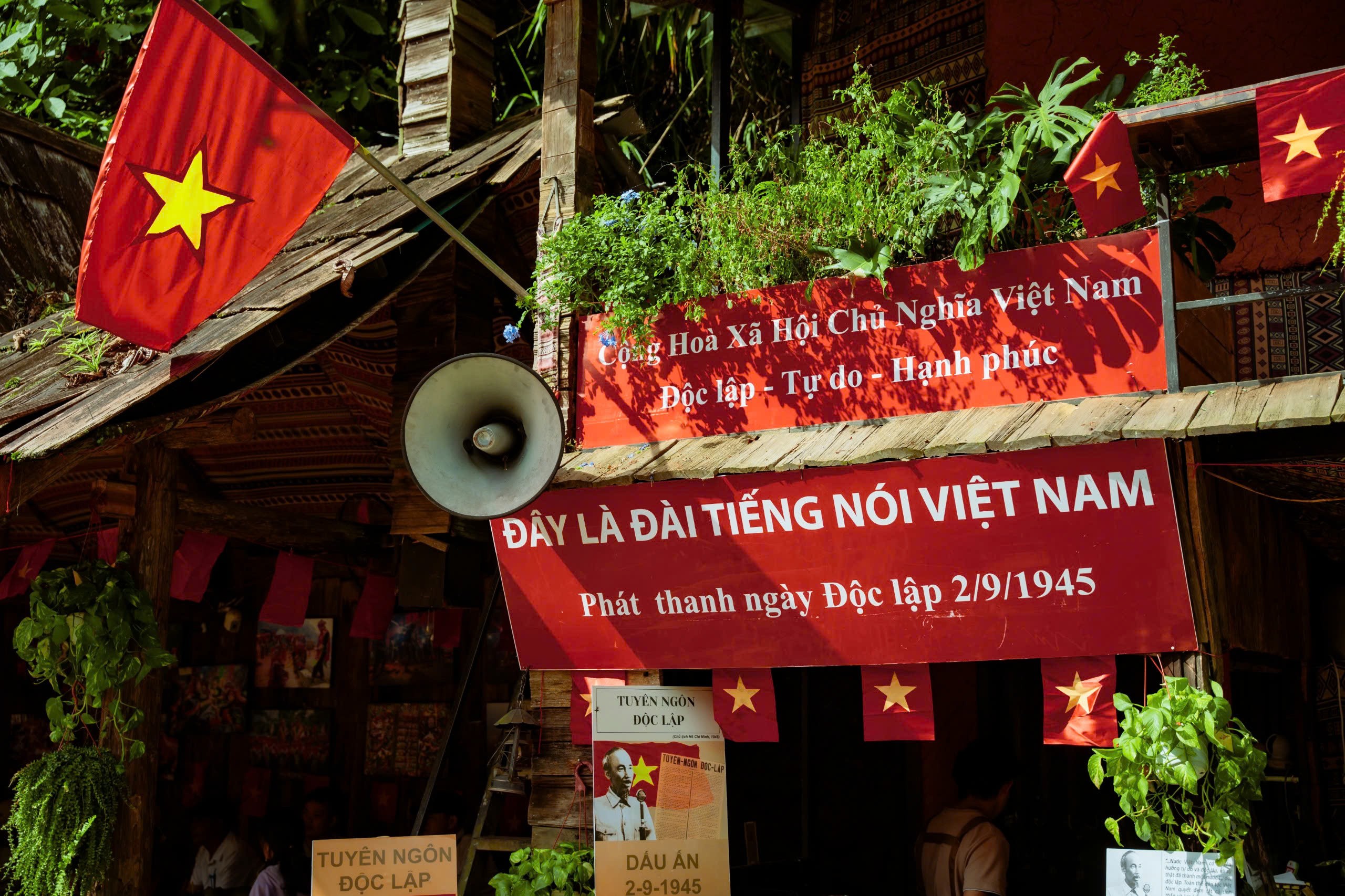 Những hình ảnh đẹp tại bản Cát Cát. z6917848109229-f896858e198d85c27f15f0a2e37b5406.jpg