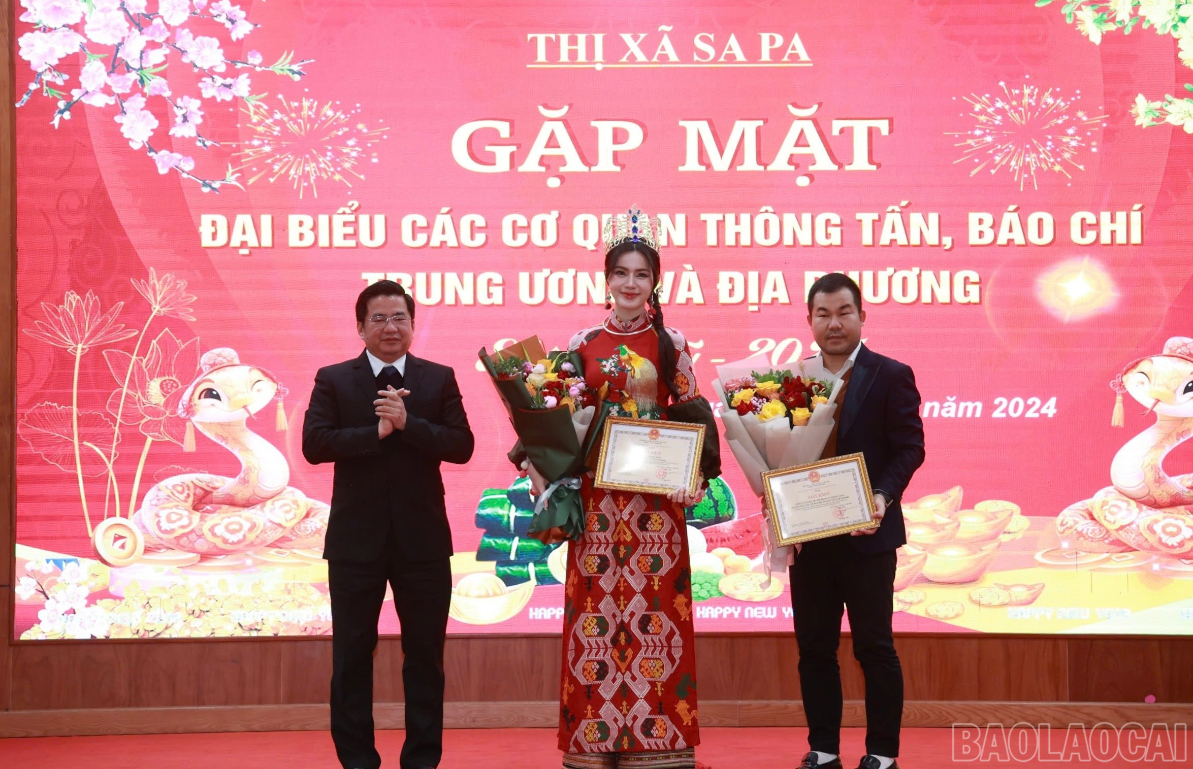 Trưởng Ban tổ chức cuộc thi Hoa hậu Du lịch Việt Nam năm 2024 và hoa hậu Phạm Ngọc Quỳnh nhận bằng khen của UBND thị xã Sa Pa vì có đóng góp trong việc quảng bá hình ảnh du lịch Sa Pa (ảnh: Ngọc Bằng) baolaocai-br_img-8783.jpg