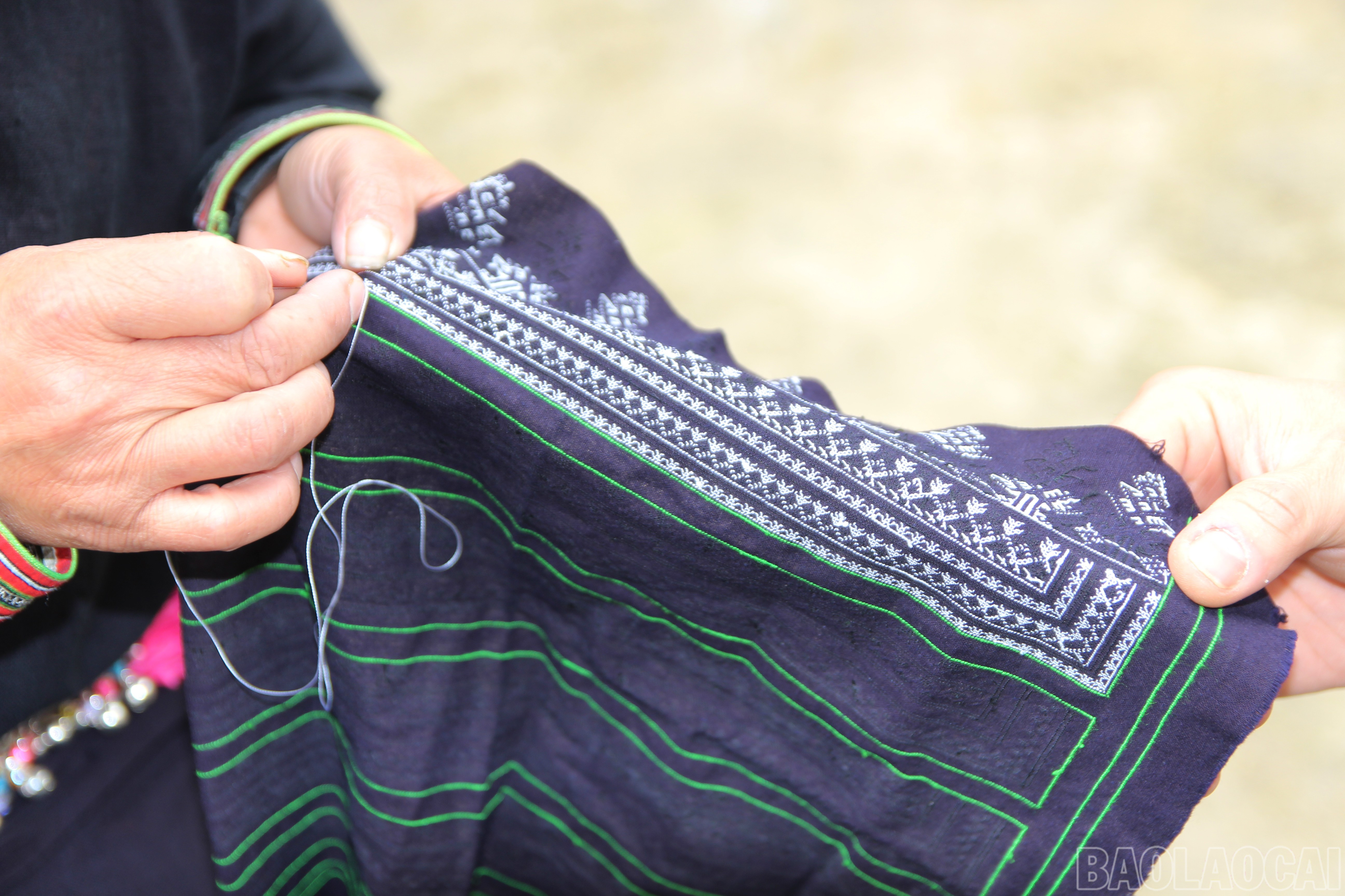 Những họa tiết thêu thường lấy cảm hứng từ cây cối, hoa lá, chim muông - hình ảnh quen thuộc trong đời sống của người Dao. Hoa văn trên trang phục được tạo nên từ sự tỉ mỉ, khéo léo, ẩn chứa trong từng đường kim mũi chỉ của người phụ nữ Dao.