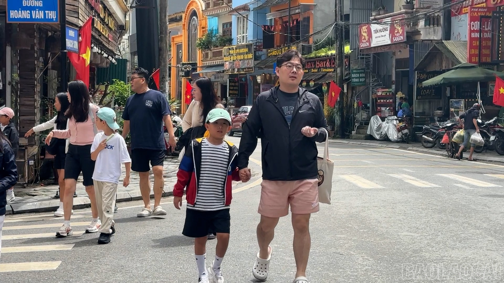 Du khách đến Sa Pa đông từ buổi chiều 30/8. baolaocai-br_d.jpg