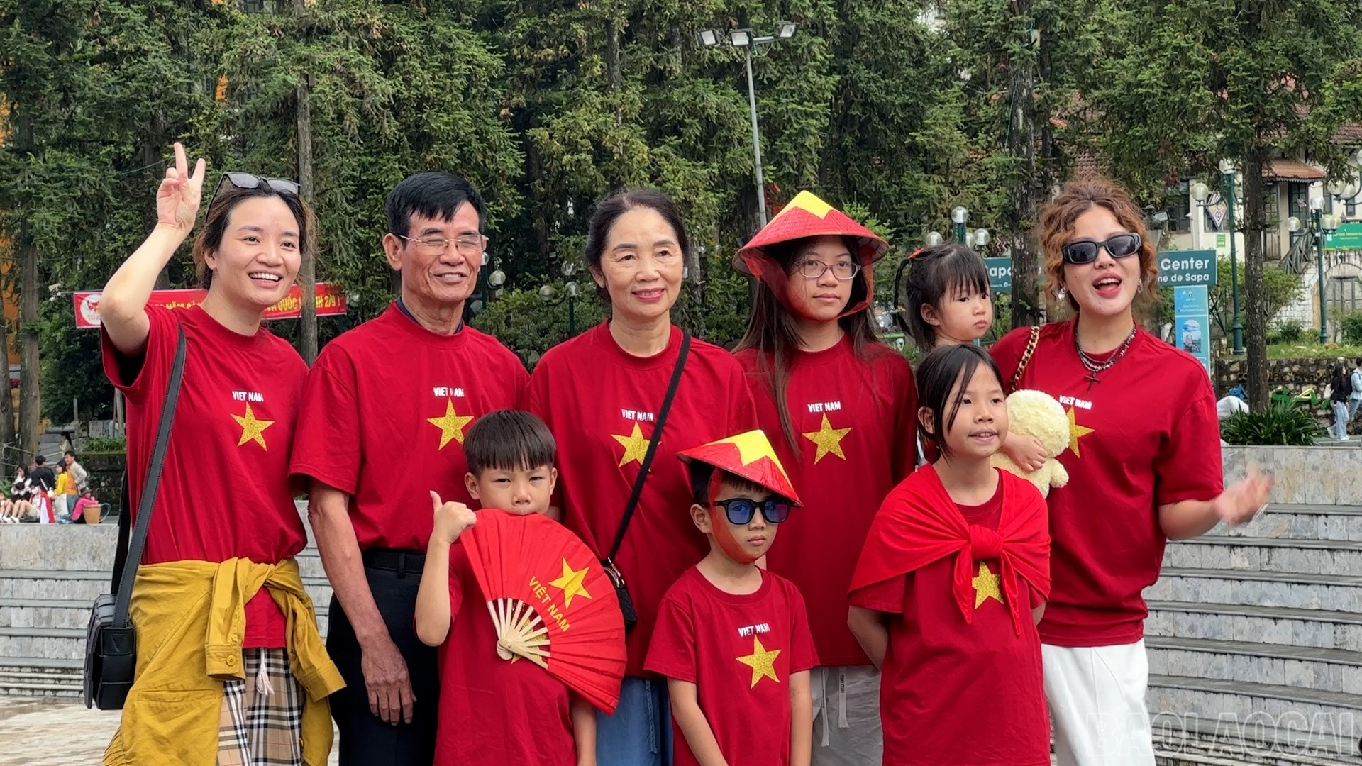 Du khách tham quan tại Sa Pa. baolaocai-br_3.jpg