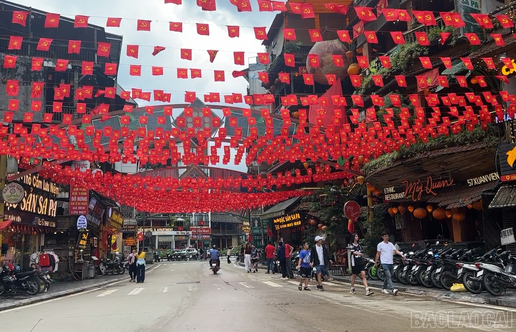 Sa Pa rực rỡ cờ và hoa. baolaocai-br_2.jpg