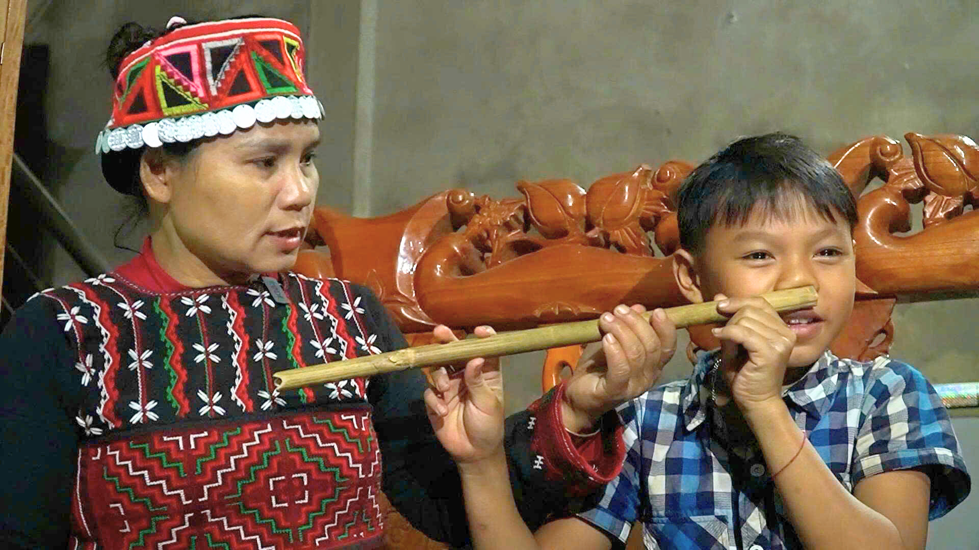 Giai điệu mộc mạc của sáo cúc kẹ lan tỏa tinh thần gìn giữ văn hóa truyền thống dân tộc. giu-lua-van-hoa-tu-trong-moi-nep-nha-1.png