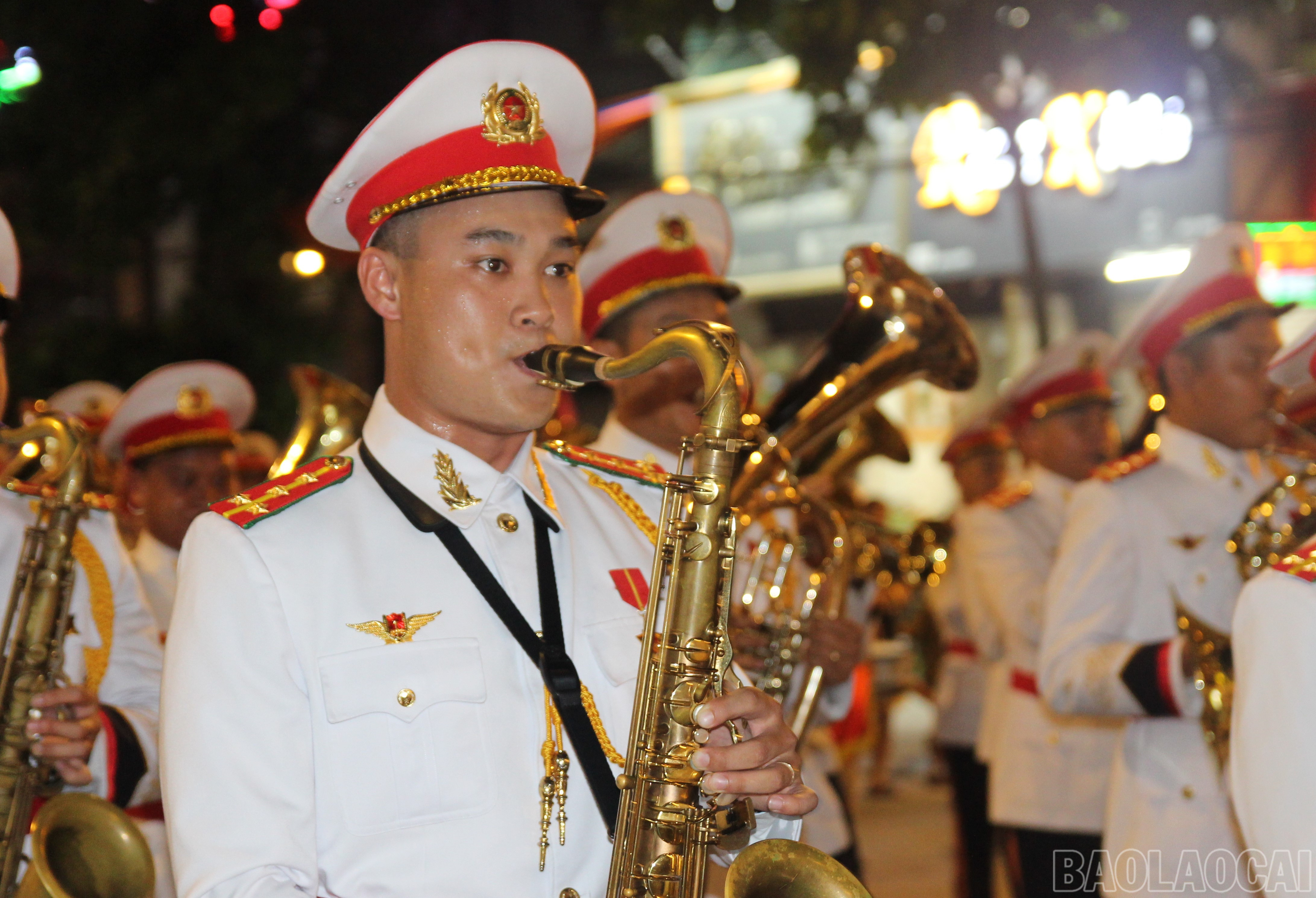 Những giọt mồ hôi rơi không ngăn được tinh thần của các chiến sỹ quân nhạc. baolaocai-br_6.jpg