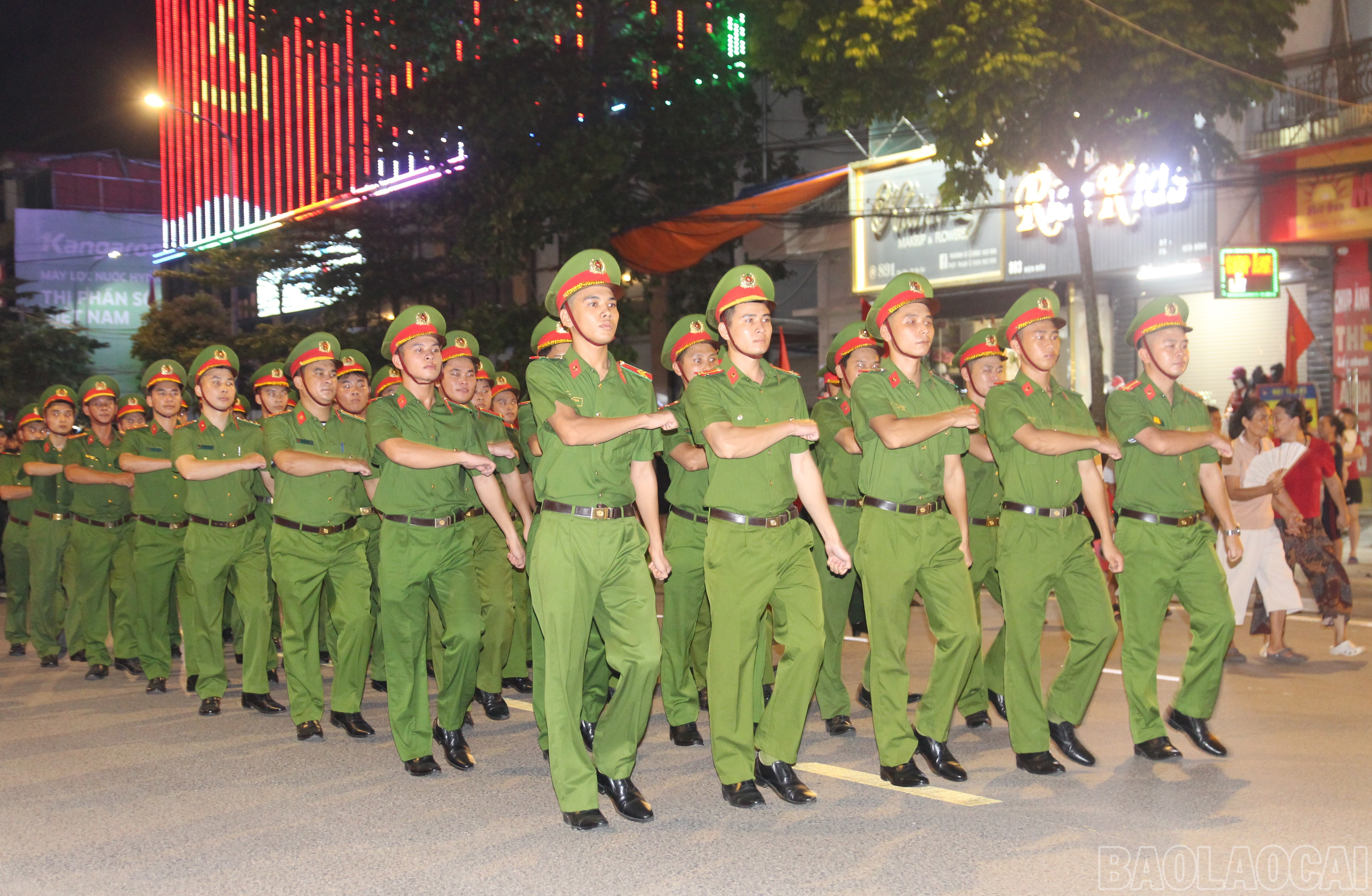 Các chiến sỹ công an trên đường Điện Biên. baolaocai-br_9.jpg