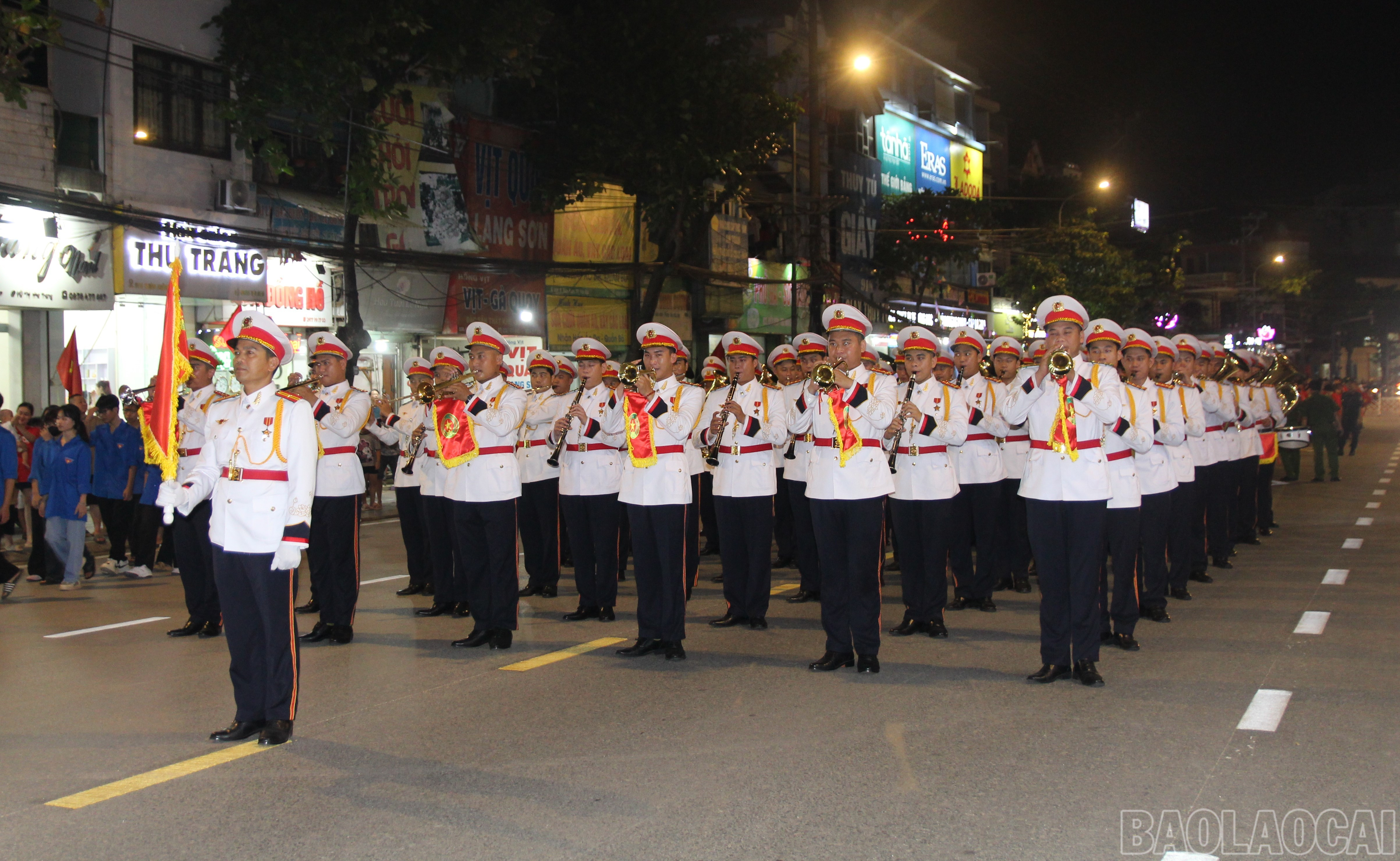 Nhạc công của Đoàn Nghi lễ cất lên những giai điệu hào hùng, mở đầu cho đoàn diễu hành. baolaocai-br_2.jpg