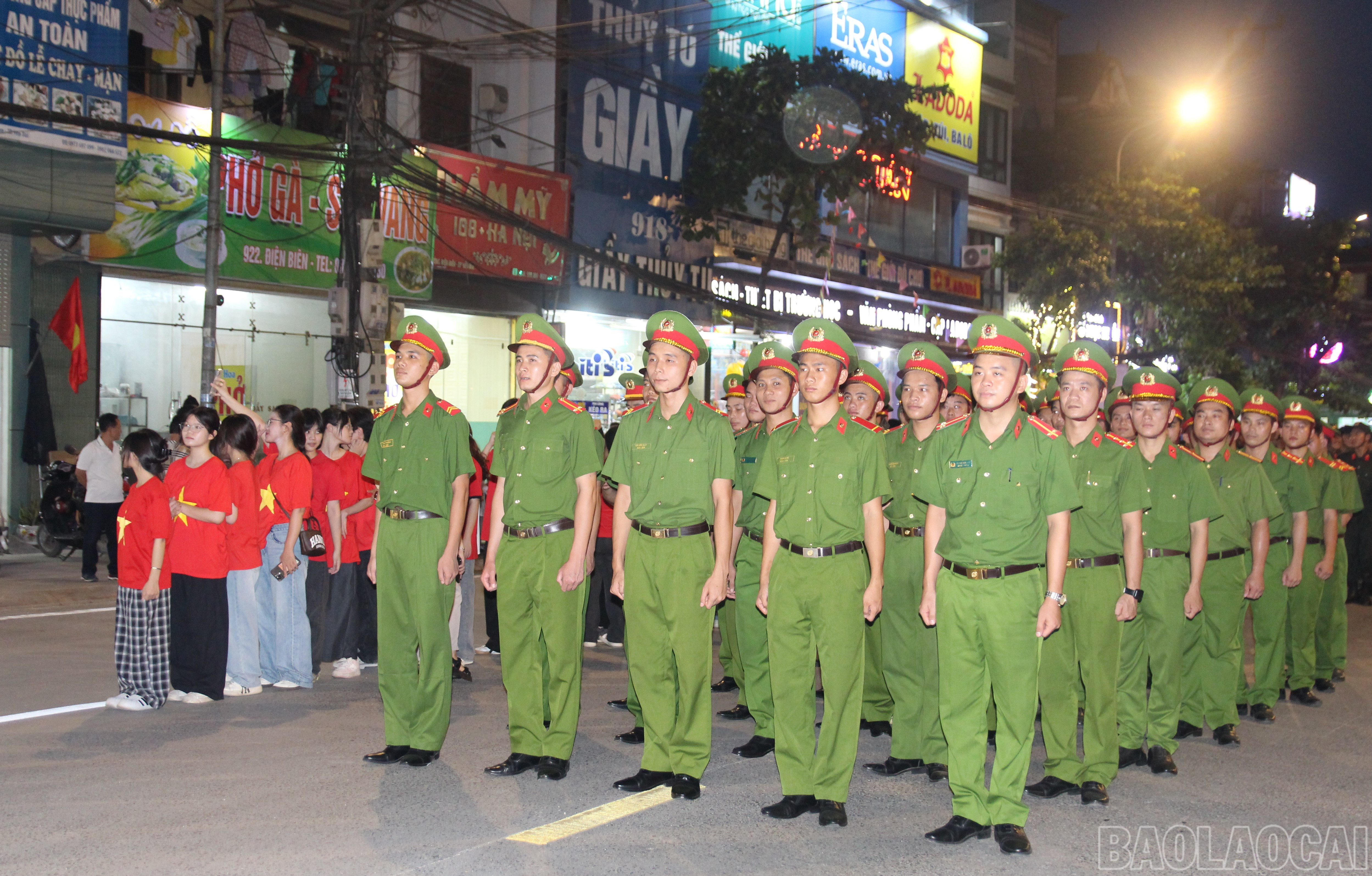 Chiến sỹ Công an nhân dân trong trang phục chỉnh tề, sẵn sàng cho phần diễu hành trên tuyến đường Điện Biên. baolaocai-br_8.jpg