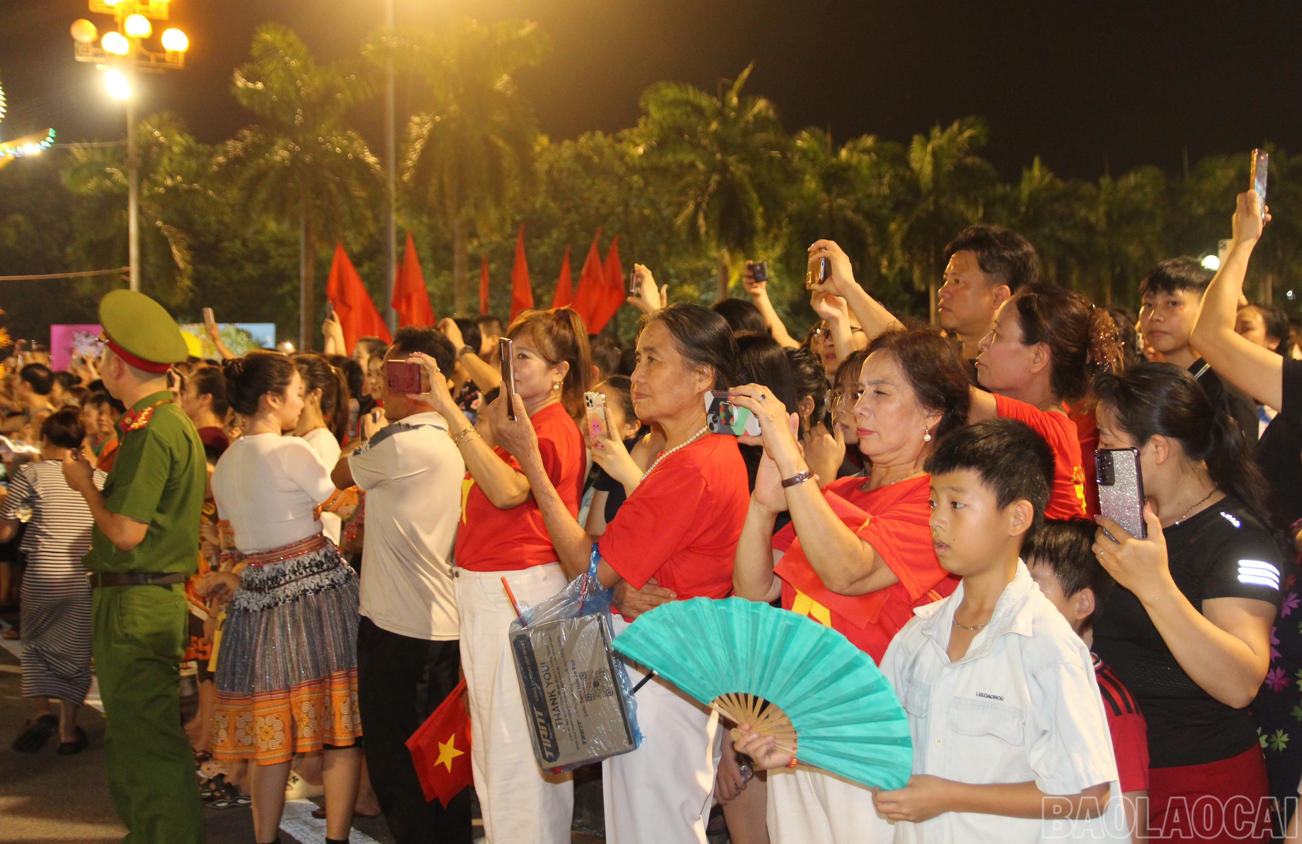 Đoàn diễu hành nhận được sự yêu thương của người dân. baolaocai-br_12.jpg