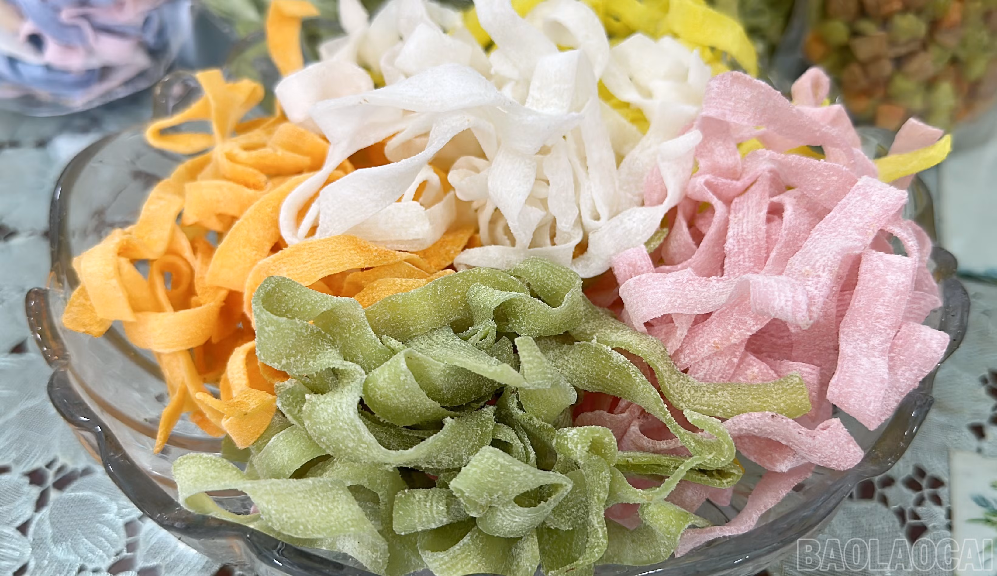 Trong từng sợi mứt dẻo thơm là sự chắt chiu của bàn tay người làm nghề, là ký ức Tết được gìn giữ qua nhiều thế hệ. Giữa nhịp sống hiện đại, mứt dừa vẫn giữ vị ngọt vừa phải, thanh tao, gợi lên không khí sum vầy bên ấm trà ngày xuân.