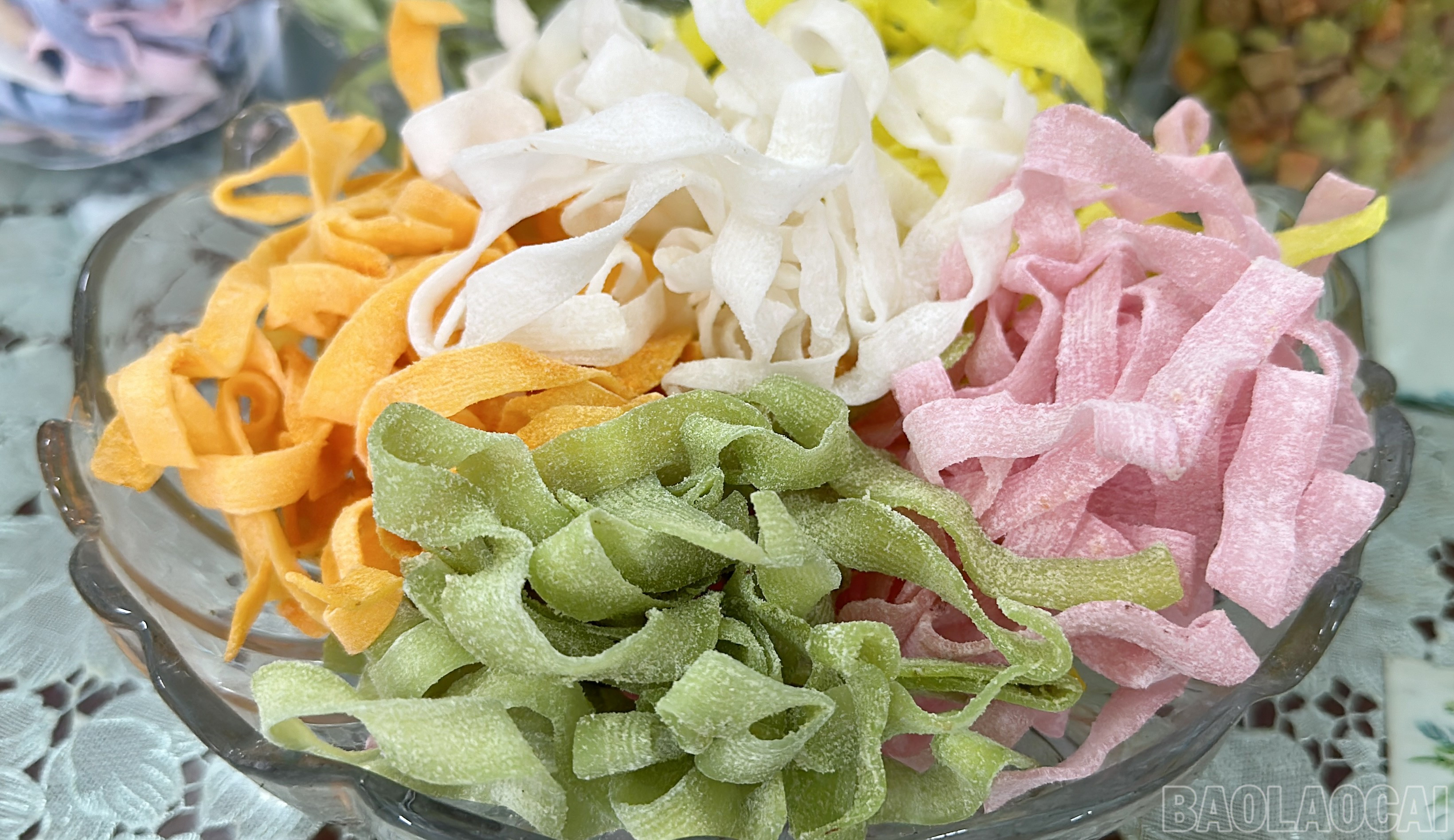 Trong từng sợi mứt dẻo thơm là sự chắt chiu của bàn tay người làm nghề, là ký ức Tết được gìn giữ qua nhiều thế hệ. Giữa nhịp sống hiện đại, mứt dừa vẫn giữ vị ngọt vừa phải, thanh tao, gợi lên không khí sum vầy bên ấm trà ngày xuân.