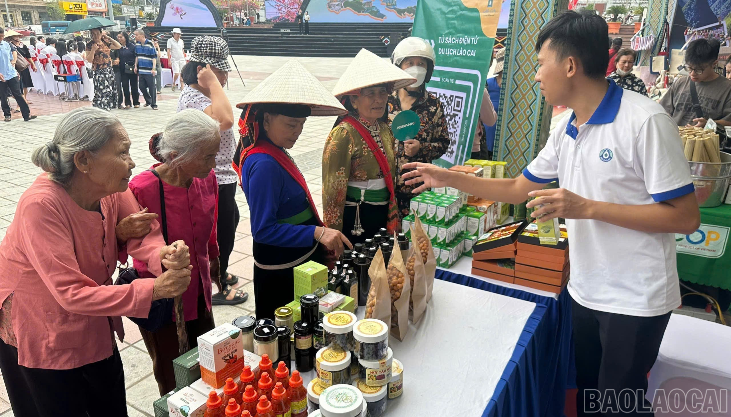 Gian hàng trưng bày sản phẩm OCOP của Lào Cai thu hút người dân. baolaocai-br_1.jpg