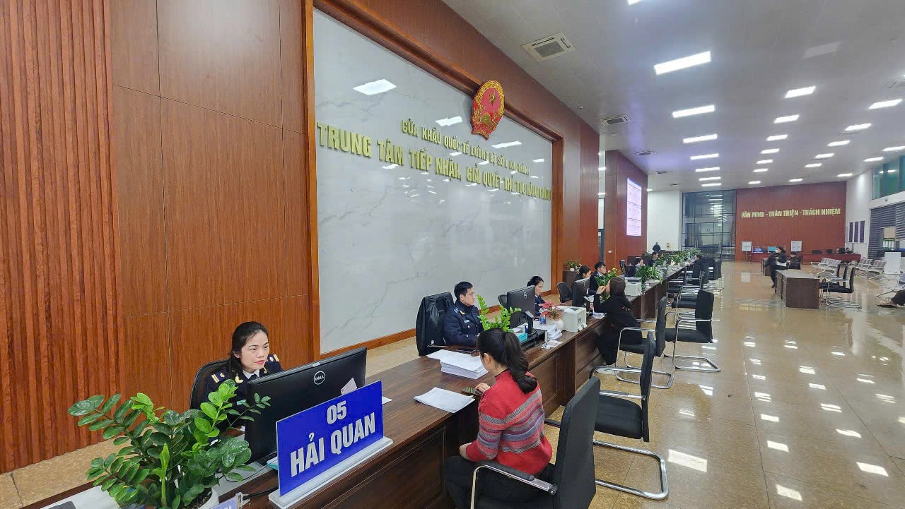 Thủ tục xuất, nhập khẩu ngày càng thuận lợi. son-4.jpg