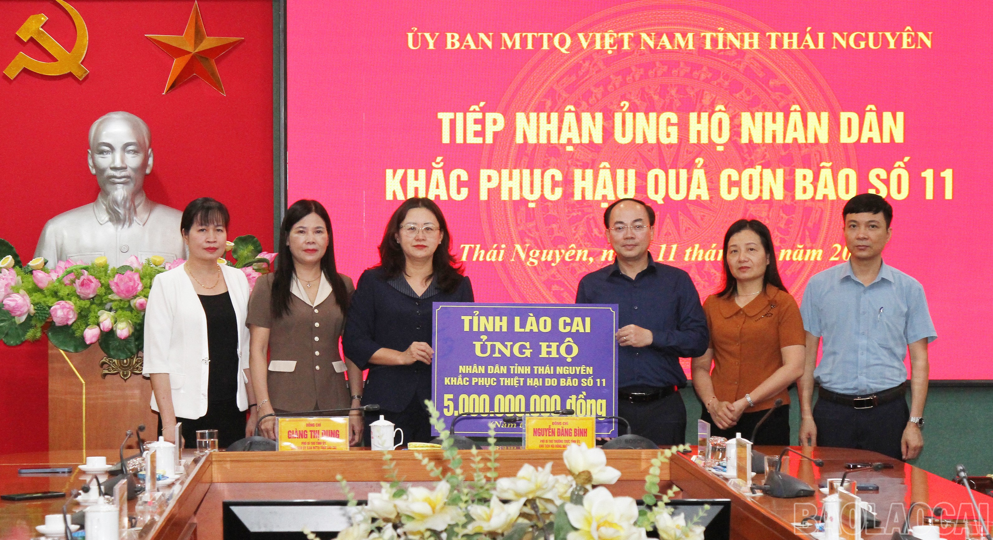 Đồng chí Giàng Thị Dung - Phó Bí thư Tỉnh ủy, Chủ tịch Ủy ban Mặt trậnTổ quốc Việt Nam tỉnh Lào Cai trao số tiền tỉnh Lào Cai hỗ trợ tỉnh Thái Nguyên 5 tỷ đồng. baolaocai-br_3.jpg