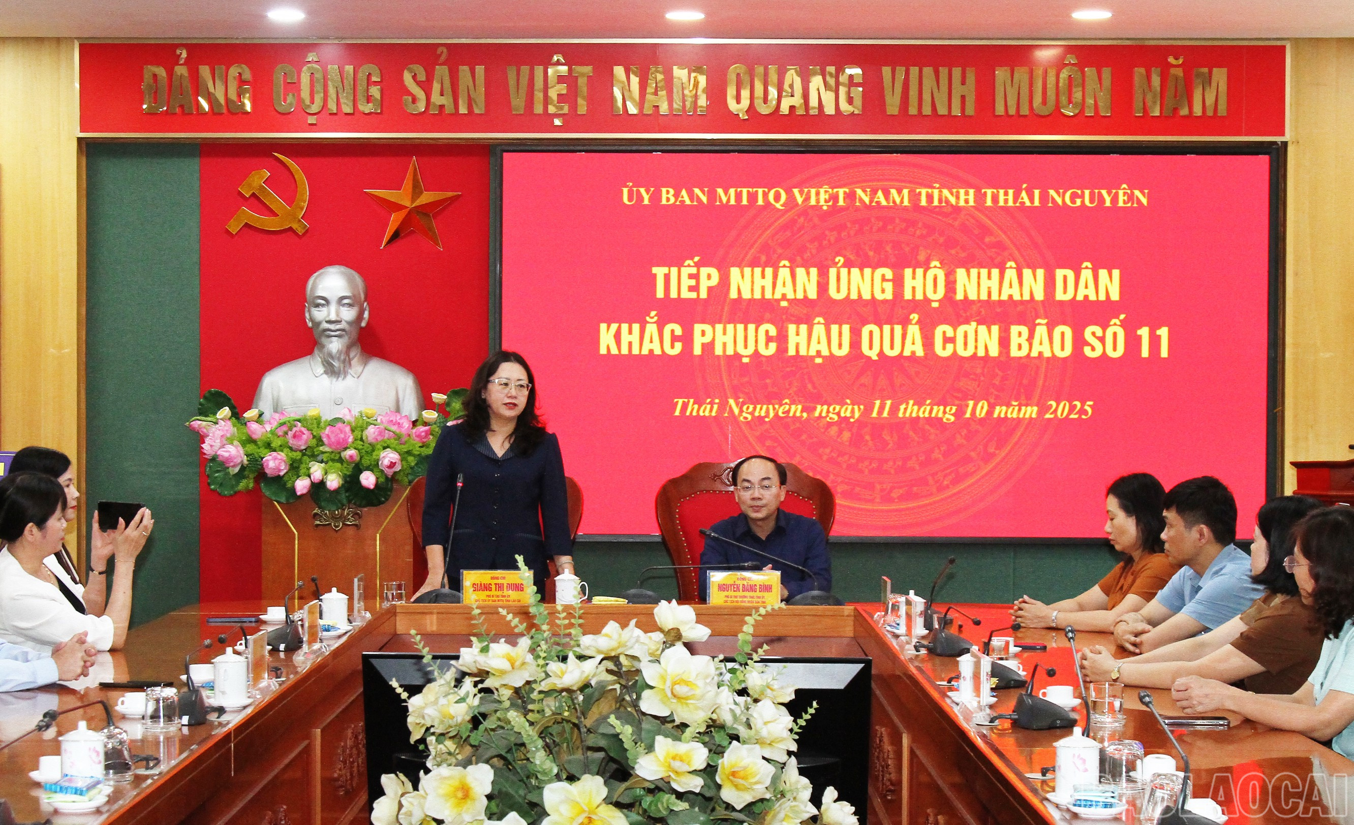 Đồng chí Giàng Thị Dung - Phó Bí thư Tỉnh ủy, Chủ tịch Ủy ban Mặt trận Tổ quốc Việt Nam tỉnh Lào Cai phát biểu tại buổi trao hỗ trợ. baolaocai-br_2.jpg