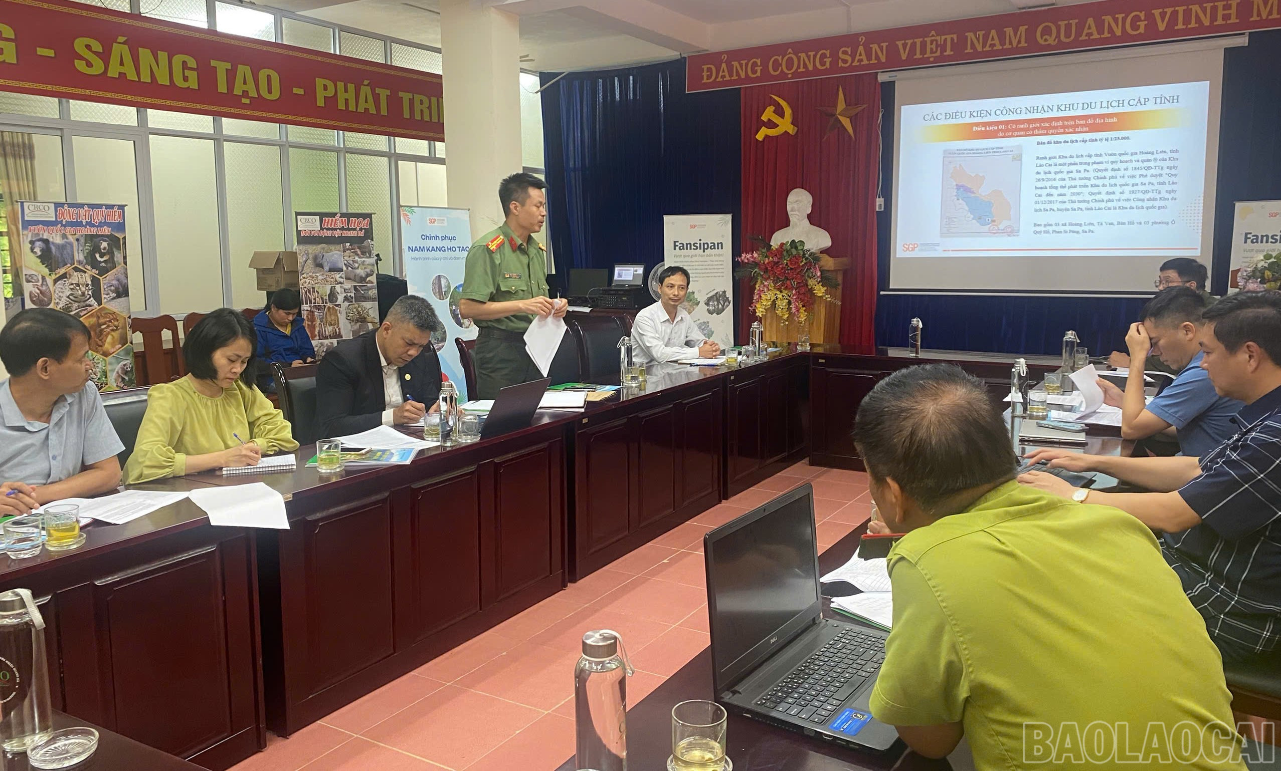 Các thành viên của đoàn thẩm định đóng góp ý kiến. baolaocai-br_2.jpg