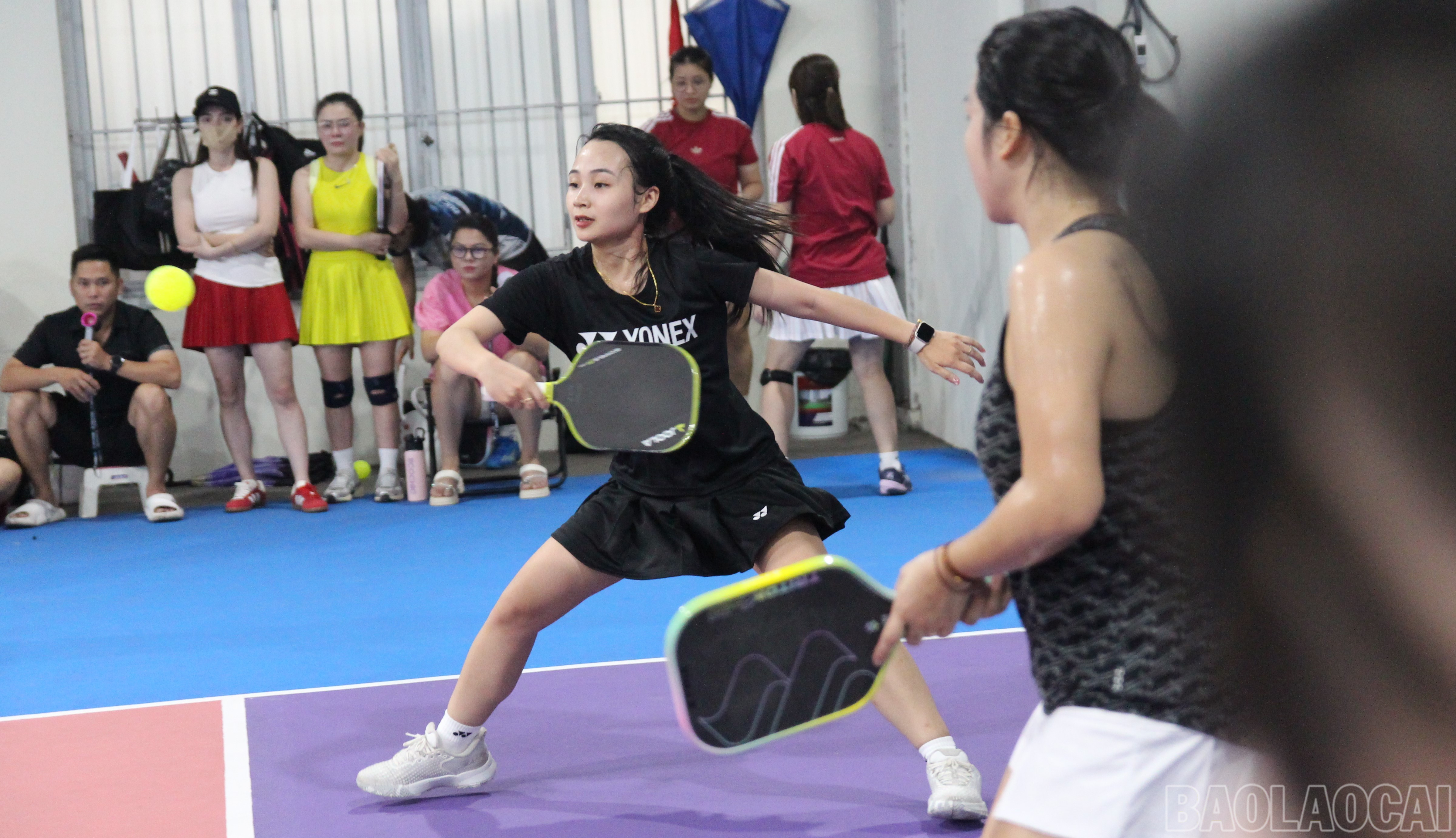 Pha xử lý linh hoạt của vận động viên nữ . baolaocai-br_3-8231.jpg