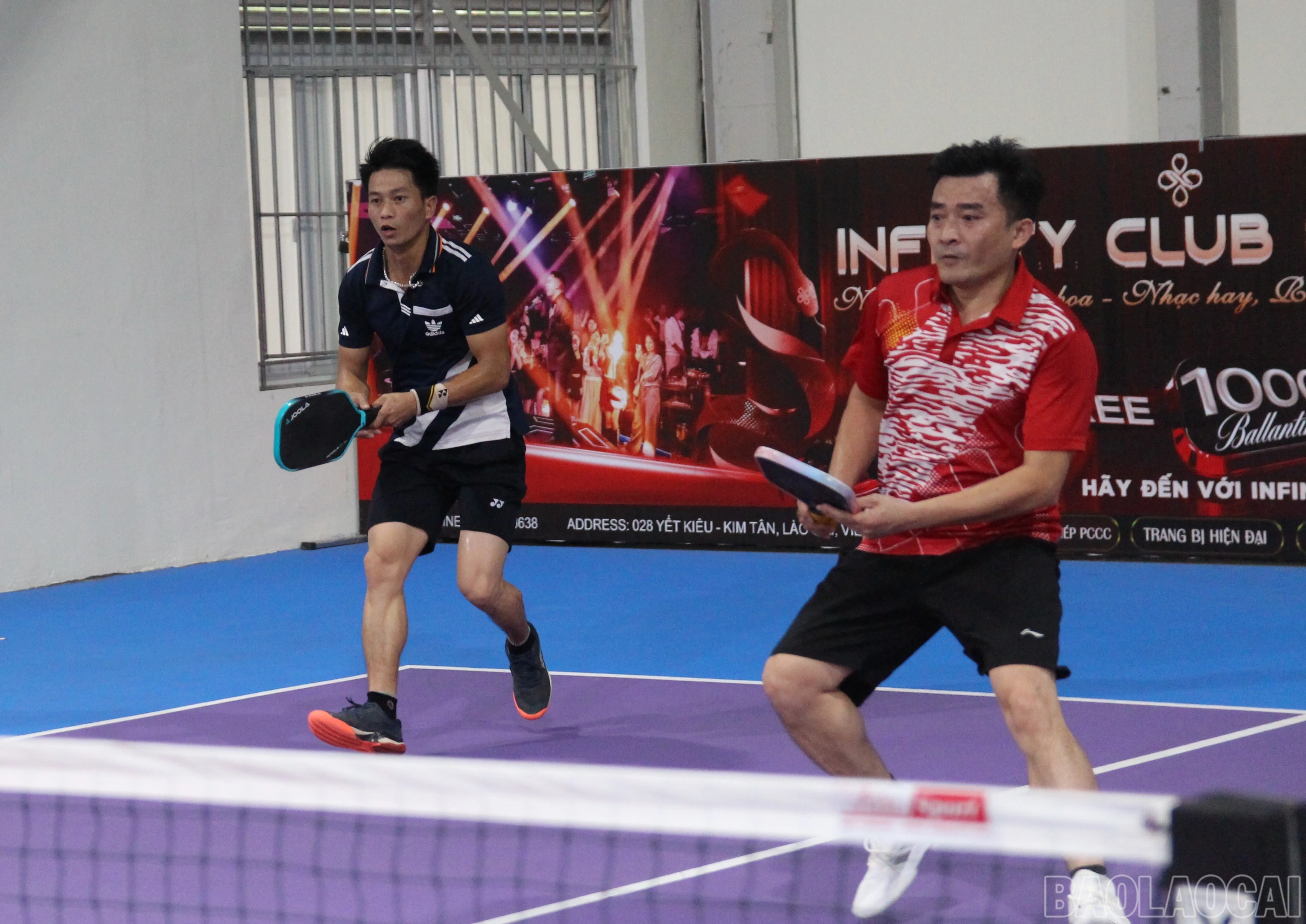 Đôi nam vận động viên tập trung cao độ trong trận đấu.