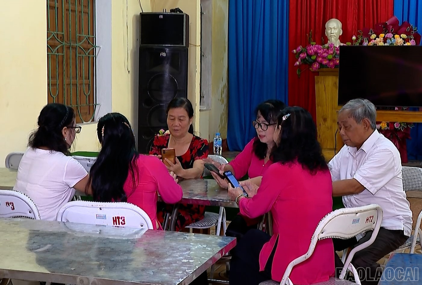 Đảng viên thành thạo việc sử dụng điện thoại di động để cập nhật thông tin. baolaocai-br_8.jpg