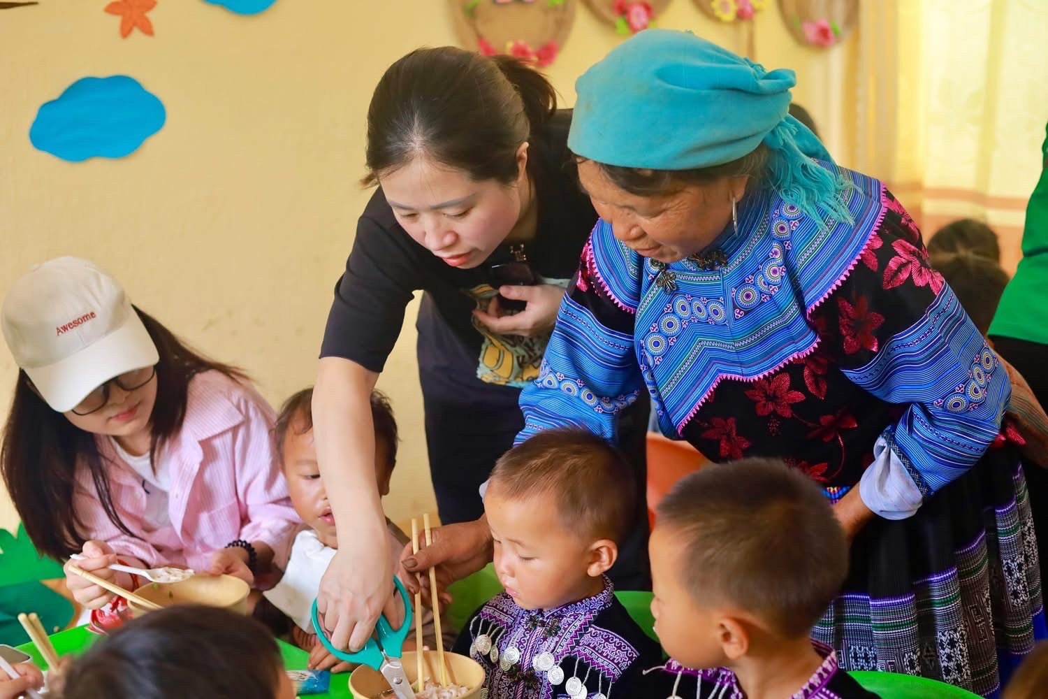 Giúp các em nhỏ ăn phở. z6750614791800-887a094f612525967a5da70dc69ce9de.jpg