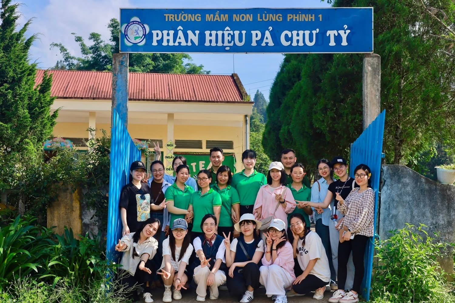 "Đi cùng Mây" tại thôn Pả Chư Tỷ. z6750614810210-ac75e265d6f1761af8b853f3b131f8fa.jpg