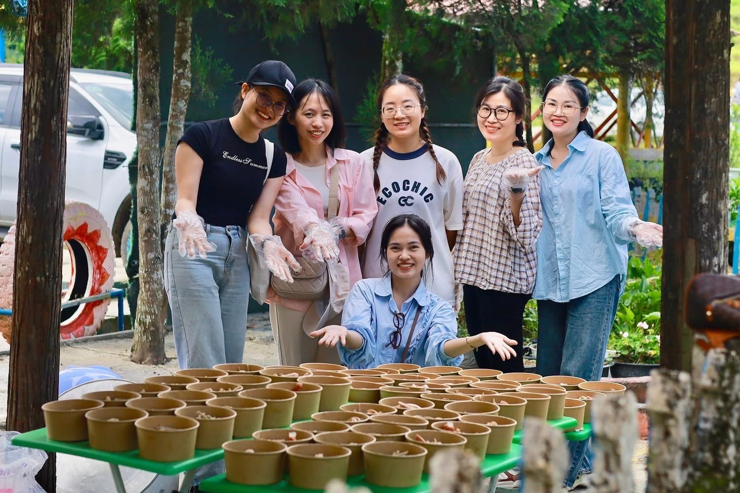 Vào bếp nấu phở cho các em. z6750614752854-250a378140214dd1b225c790d611756d.jpg