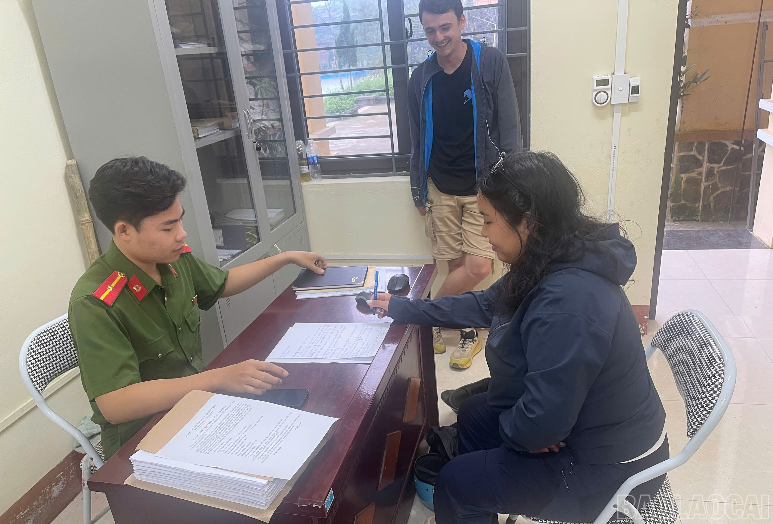 Du khách đã nhận lại đồ để quên. baolaocai-br_1-3.jpg