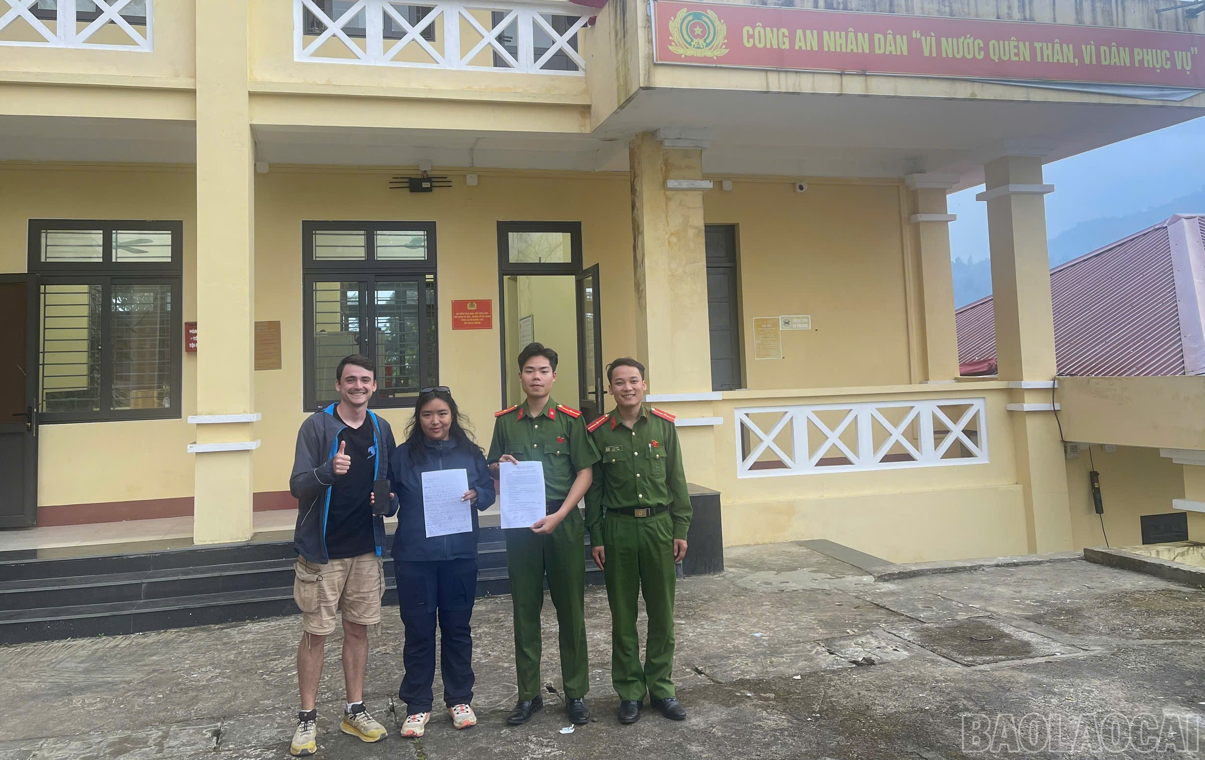 2 du khách viết thư cảm ơn Công an xã Tả Van. baolaocai-br_1-1.jpg