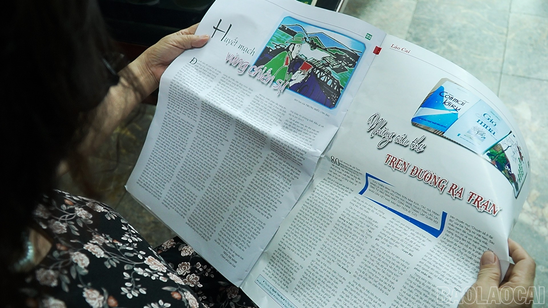 Frau Minh rezensierte ihre in der Zeitung veröffentlichte Arbeit. baolaocai-br_7.jpg