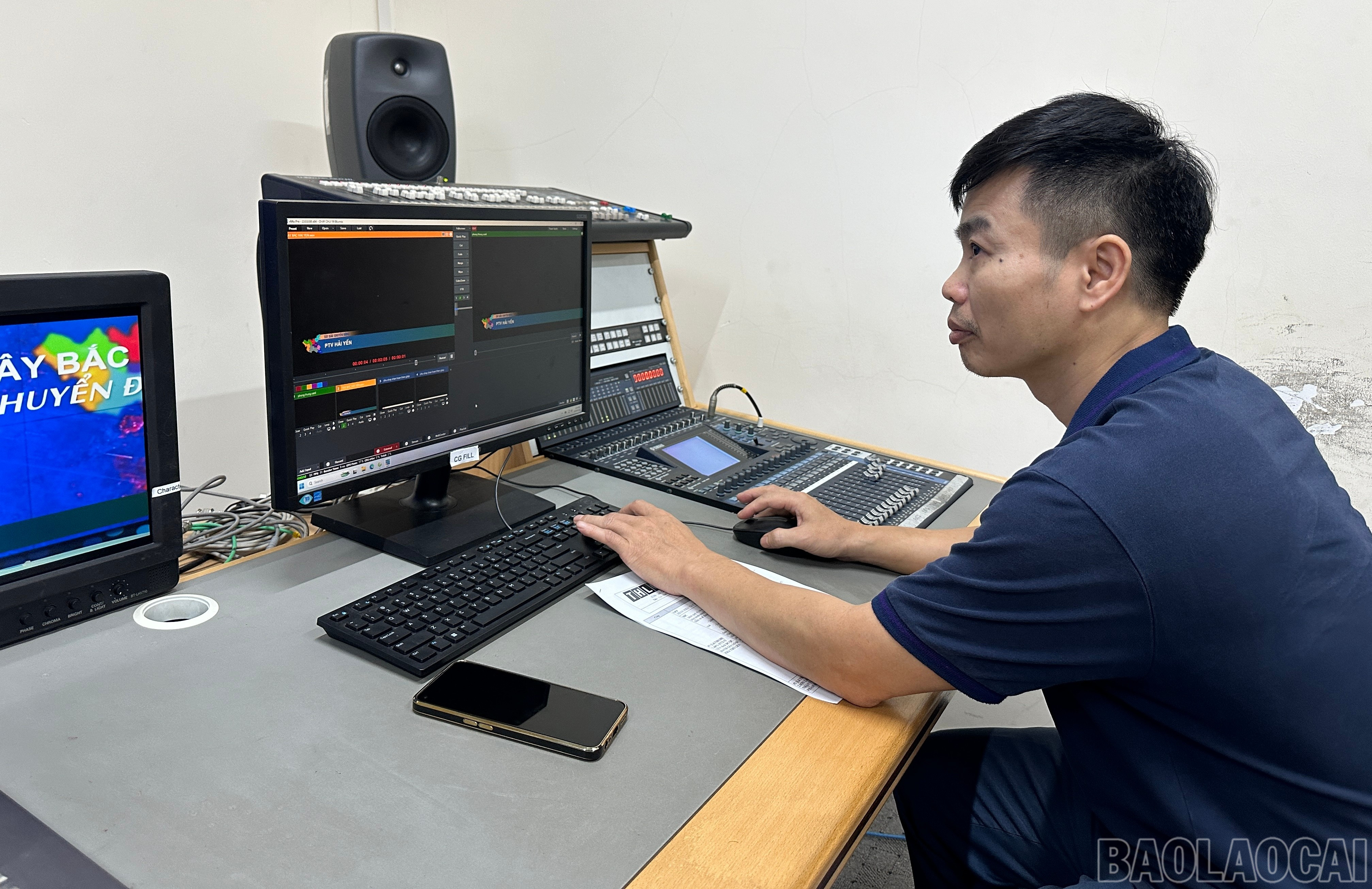 Kỹ thuật viên Hoàng Anh thực hiện chương trình. baolaocai-br_img-1021.jpg