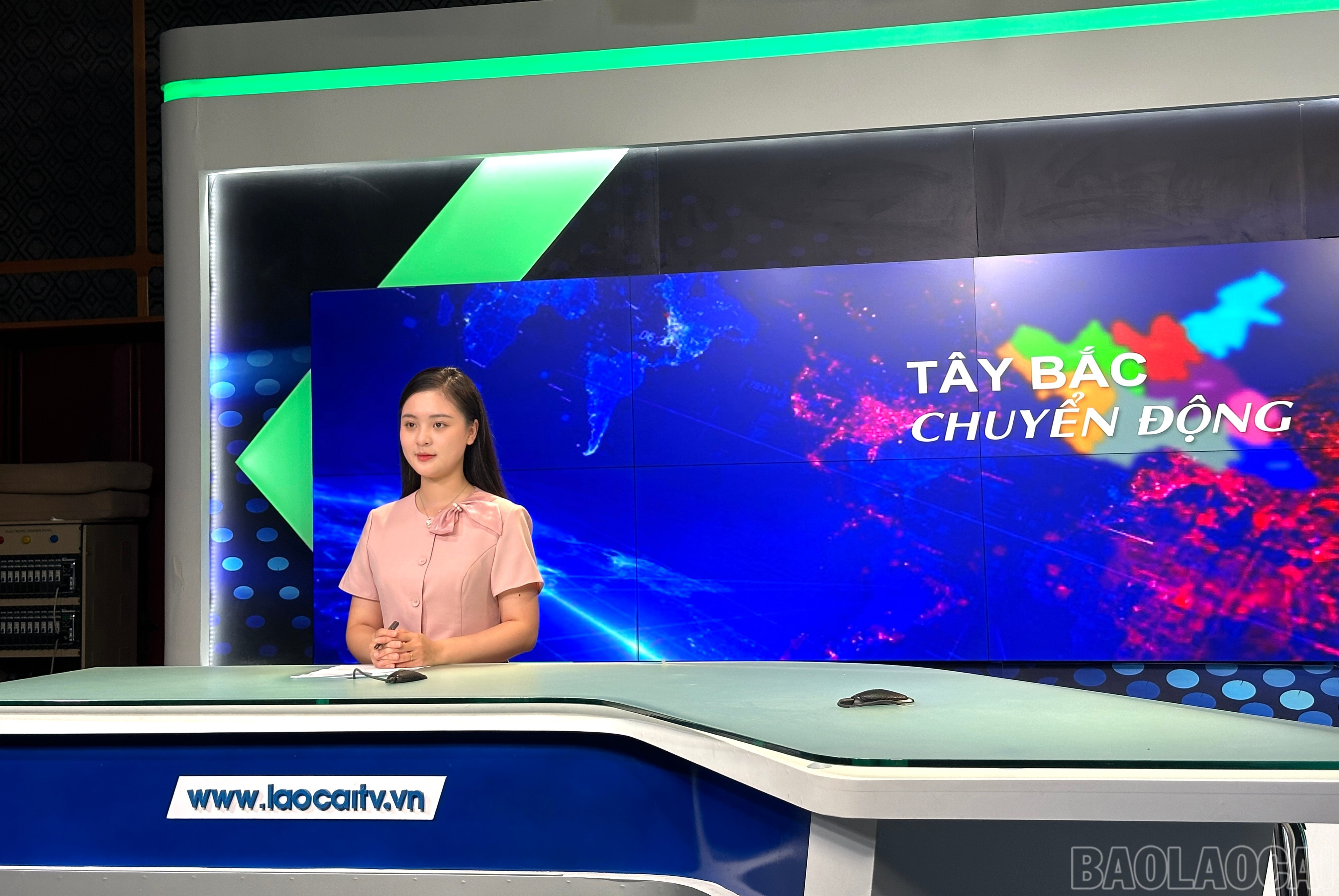 Phát thanh viên Hải Yến lên sóng trực tiếp. baolaocai-br_img-1040.jpg