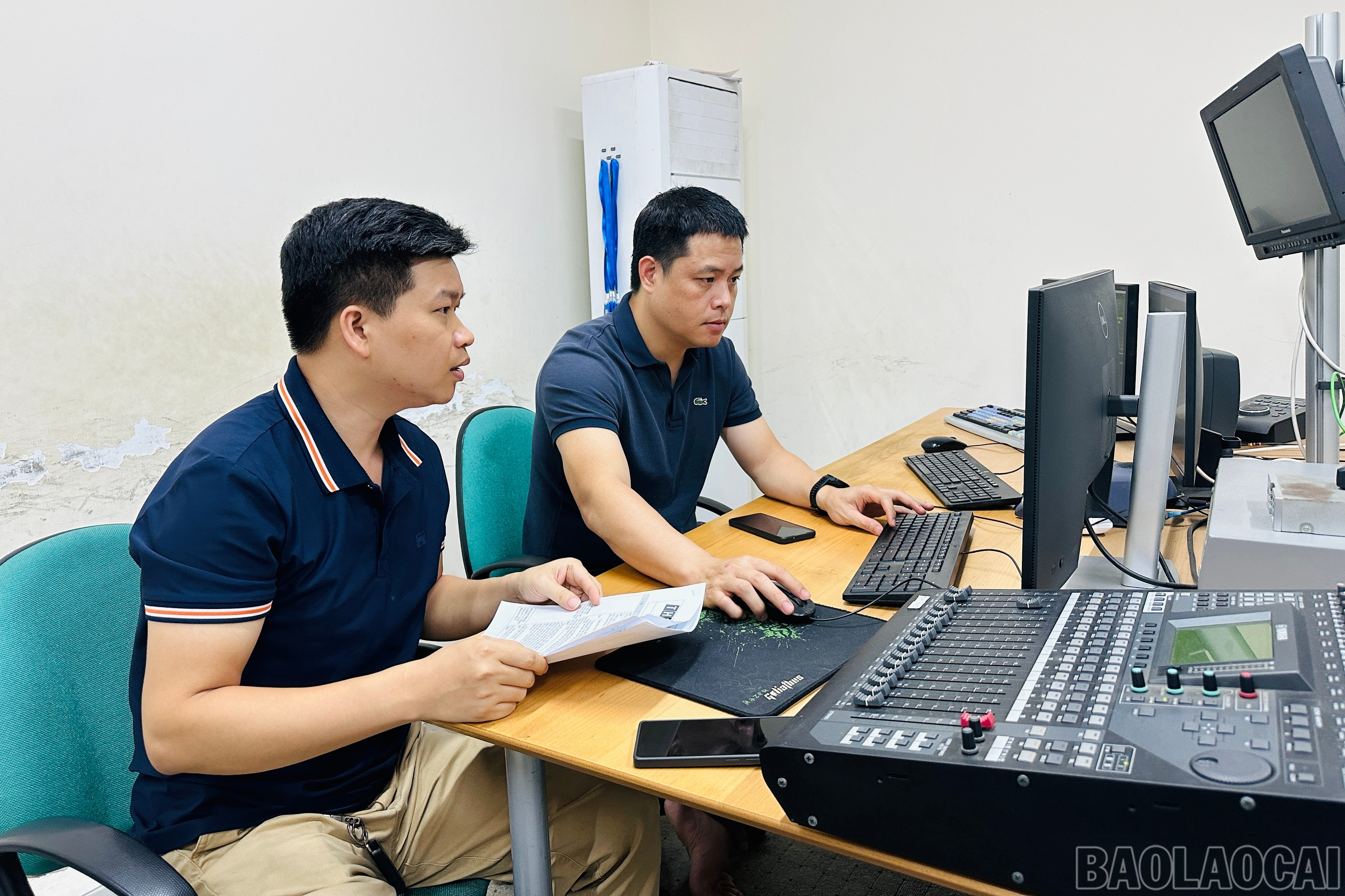 Các phóng viên, kỹ thuật viên chuẩn bị nội dung, kỹ thuật trước giờ chương trình truyền hình trực tiếp lên sóng. baolaocai-br_img-1029.jpg