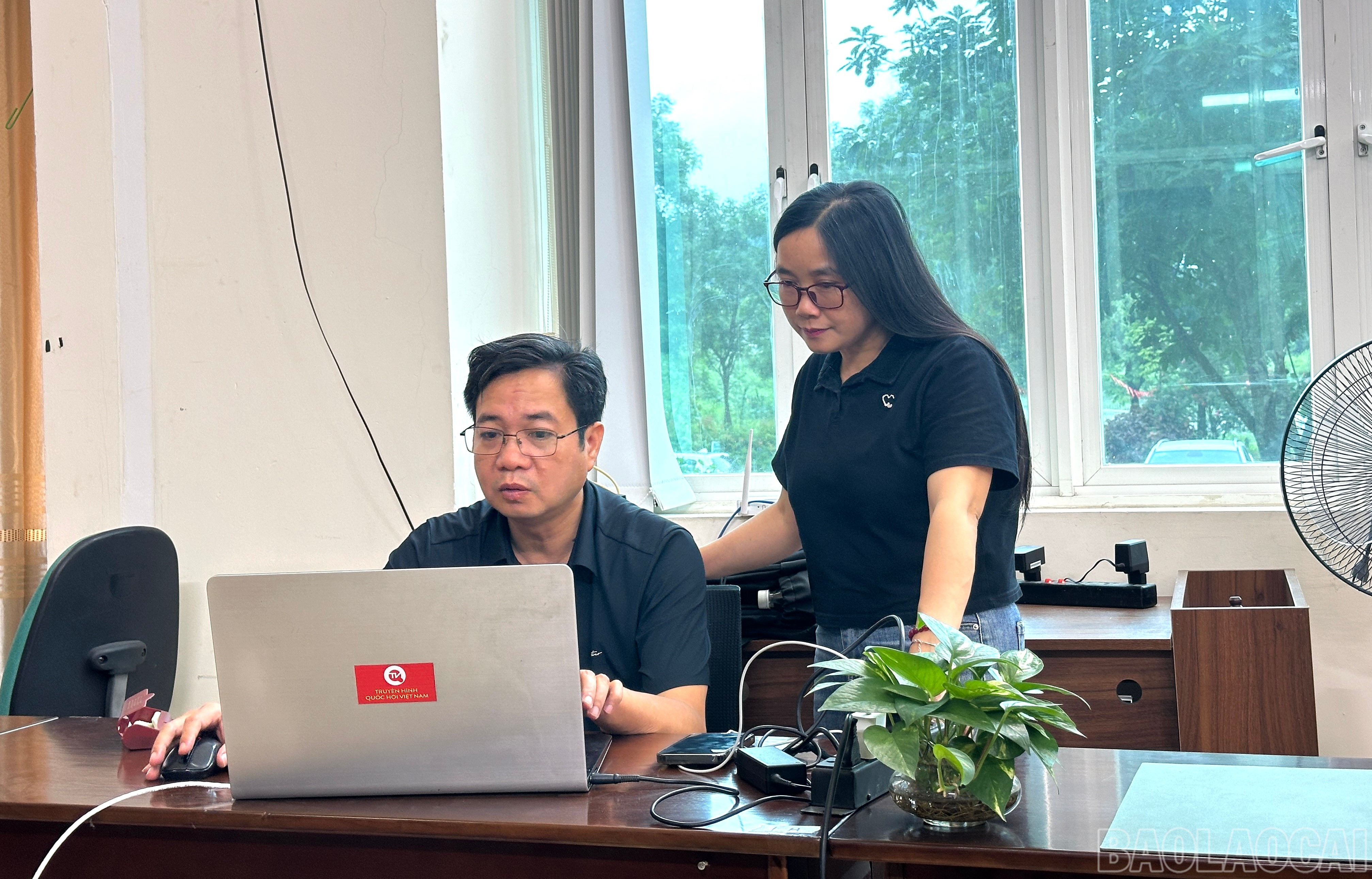 Nhà báo Thanh Cường và nhà báo Vũ Thắng trao đổi nội dung công việc trong ca trực biên tập. baolaocai-br_img-1018.jpg