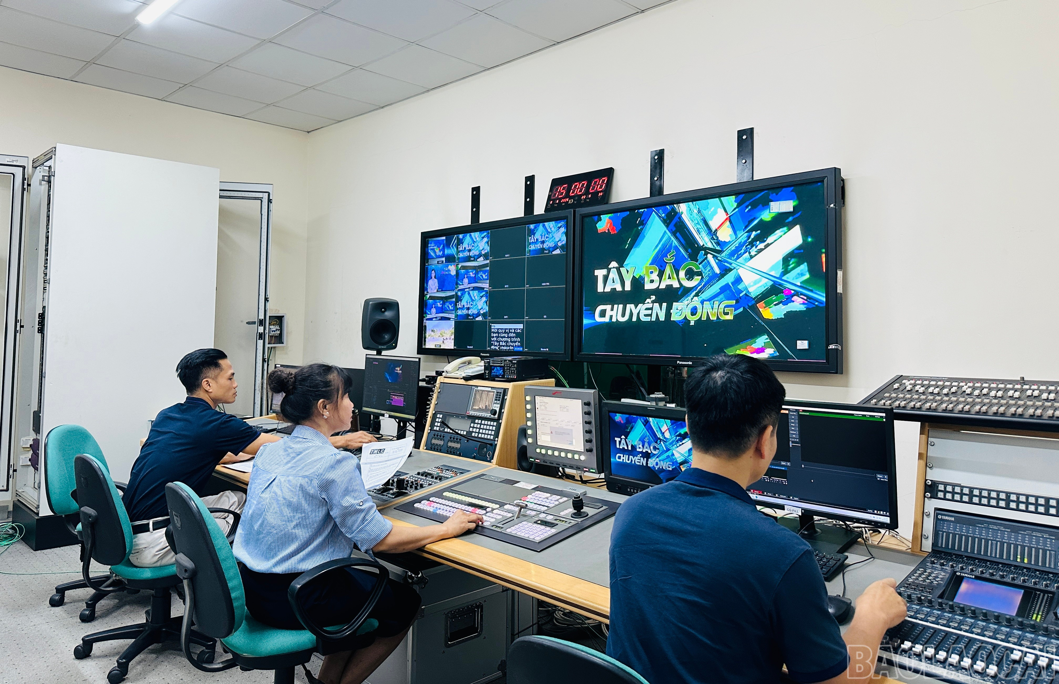 Ekip thực hiện chương trình truyền hình lên sóng trực tiếp. baolaocai-br_img-1032.jpg
