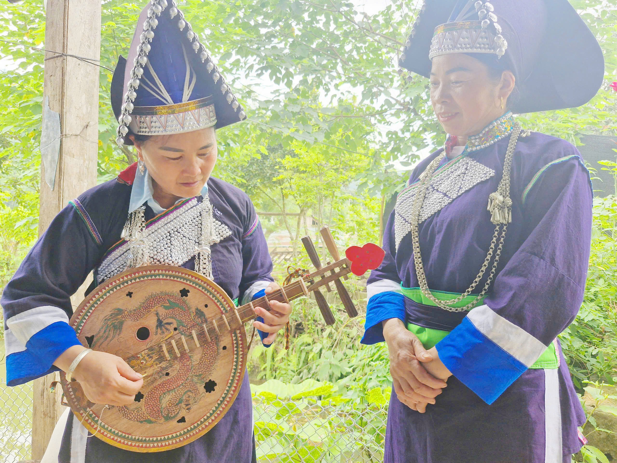 Hình ảnh cây đàn tròn xuất hiện trong đời sống tinh thần của người Pa Dí. z6768847291503-5b60c6267e51d7534186a407de42727d.jpg