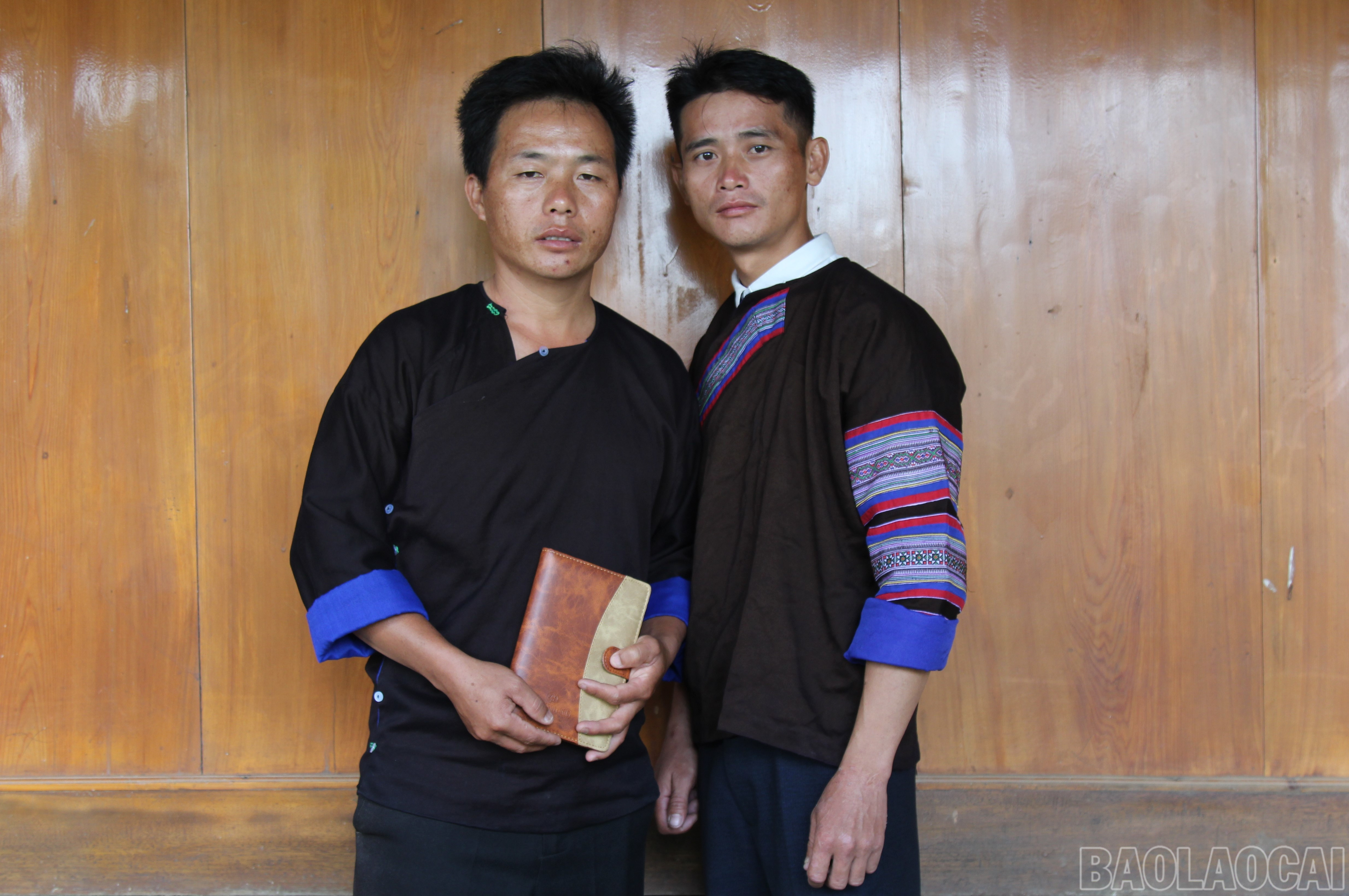 Bí thư chi bộ Vàng A Hồng và đảng viên trẻ Lý A Chiu. baolaocai-br_4-7762.jpg