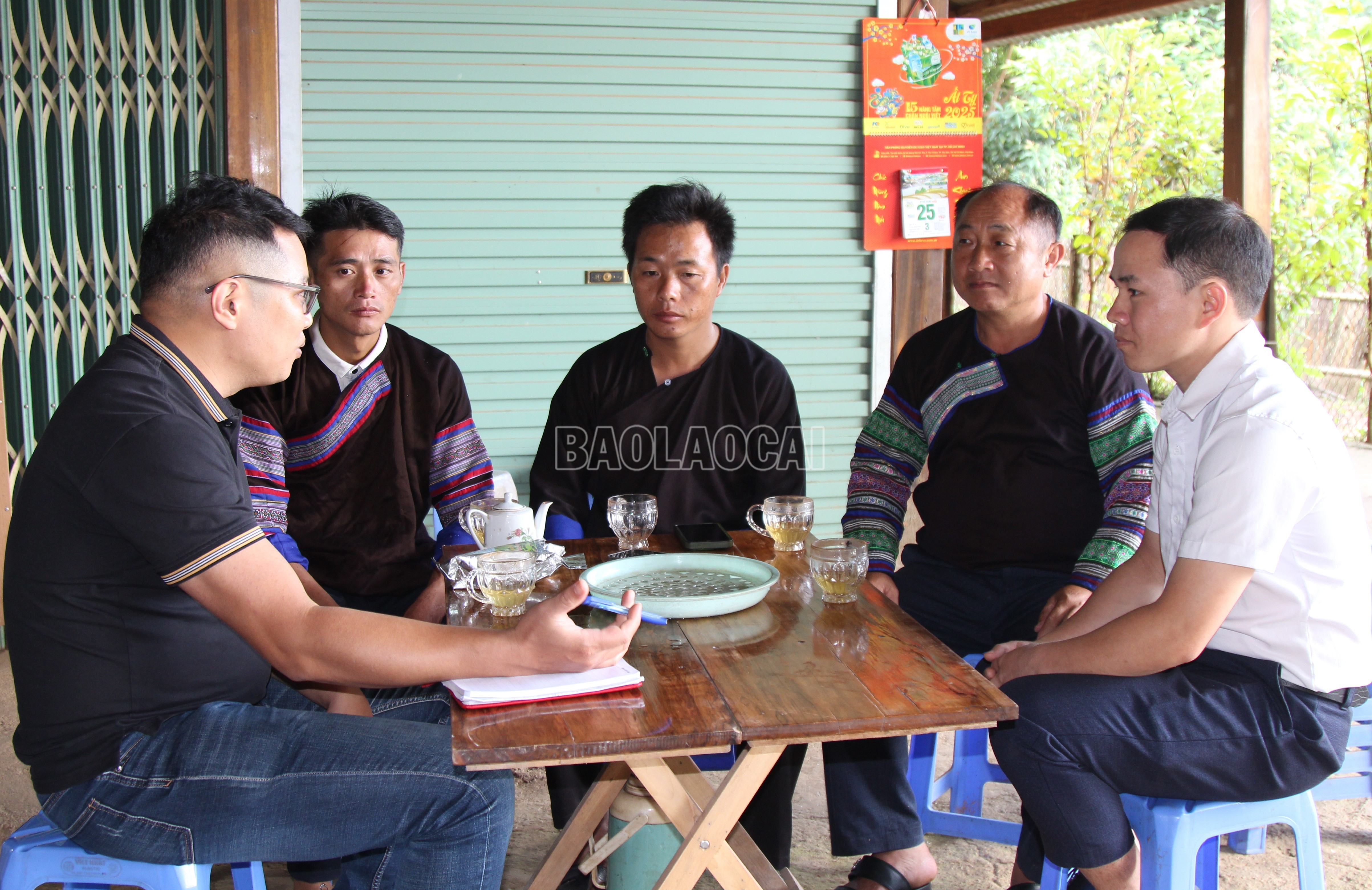 Các đảng viên chia sẻ: Phát triển đảng viên mới luôn là bài toán khó. baolaocai-c_3-3717.jpg