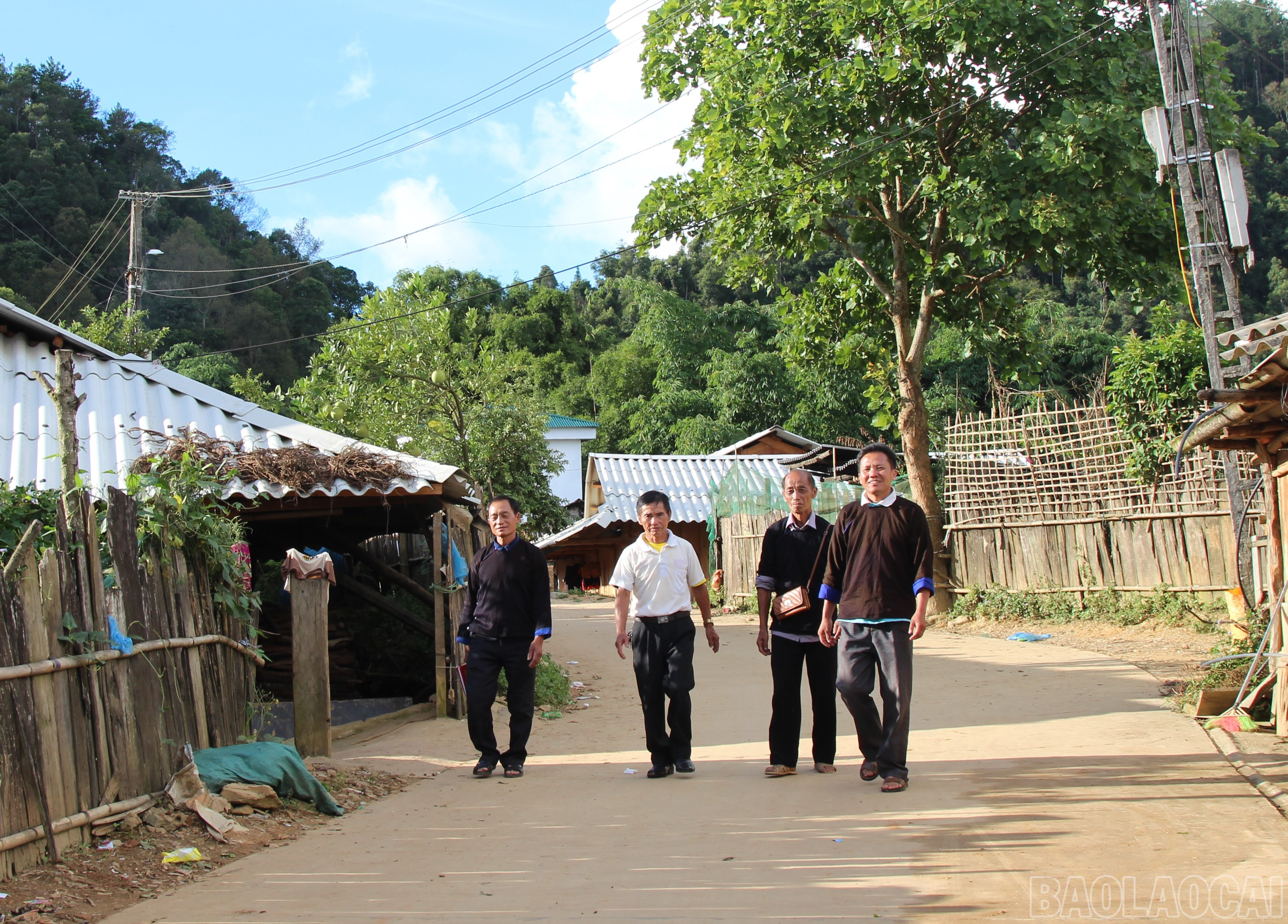 Câu chuyện phát triển đảng và xây dựng chi bộ đảng vững mạnh ở Háng Blaha B trở thành điểm sáng để chi bộ khác học tập. (Trong ảnh: Các đảng viên chi bộ Háng Blaha A chuẩn bị họp chi bộ).