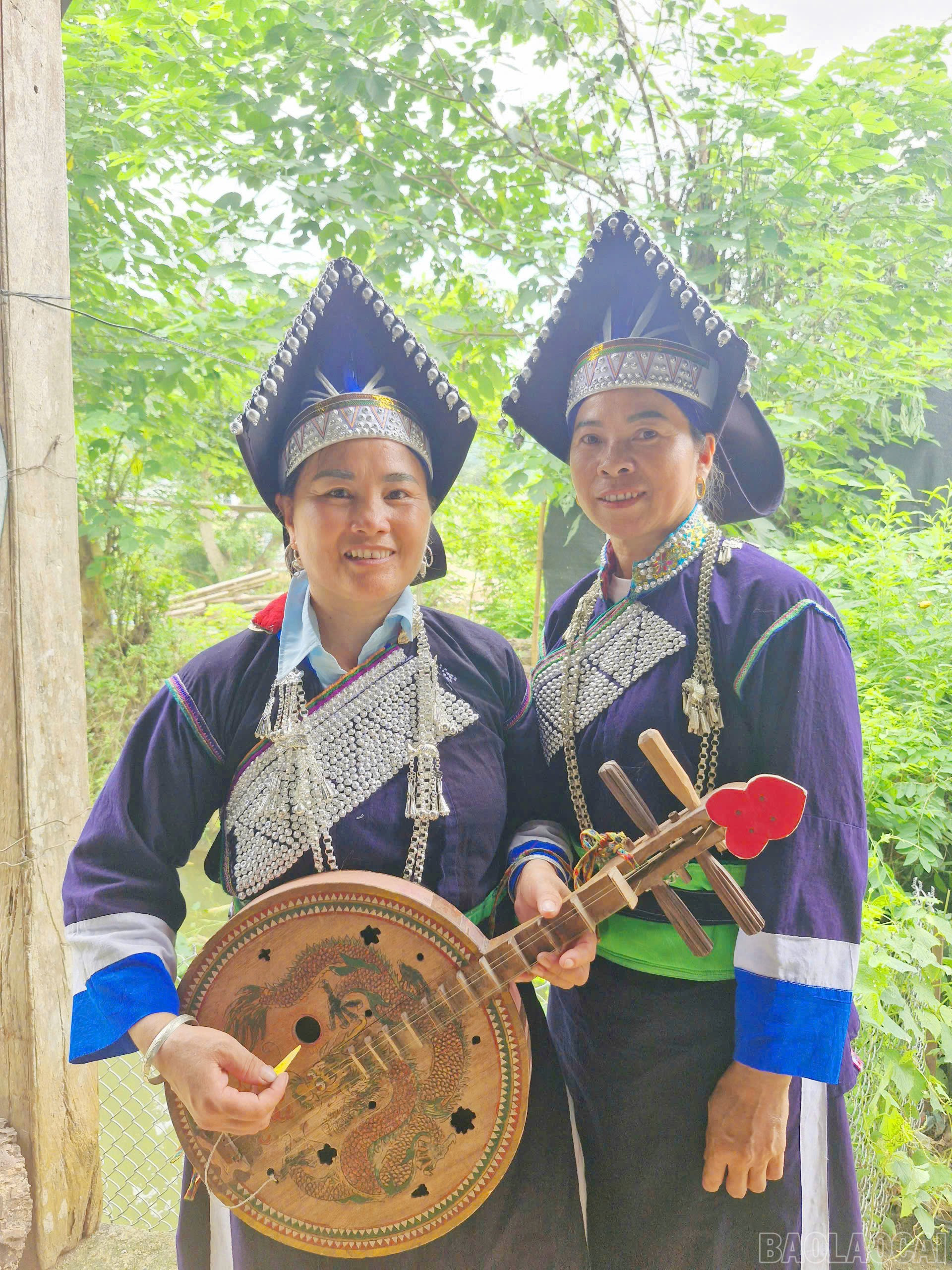 Đến nay ở xứ Mường chỉ còn một số nghệ nhân cao tuổi là biết đánh đàn tròn baolaocai-br_z6768847300884-c9a61723f2fa5b9a906d81918510e03d.jpg