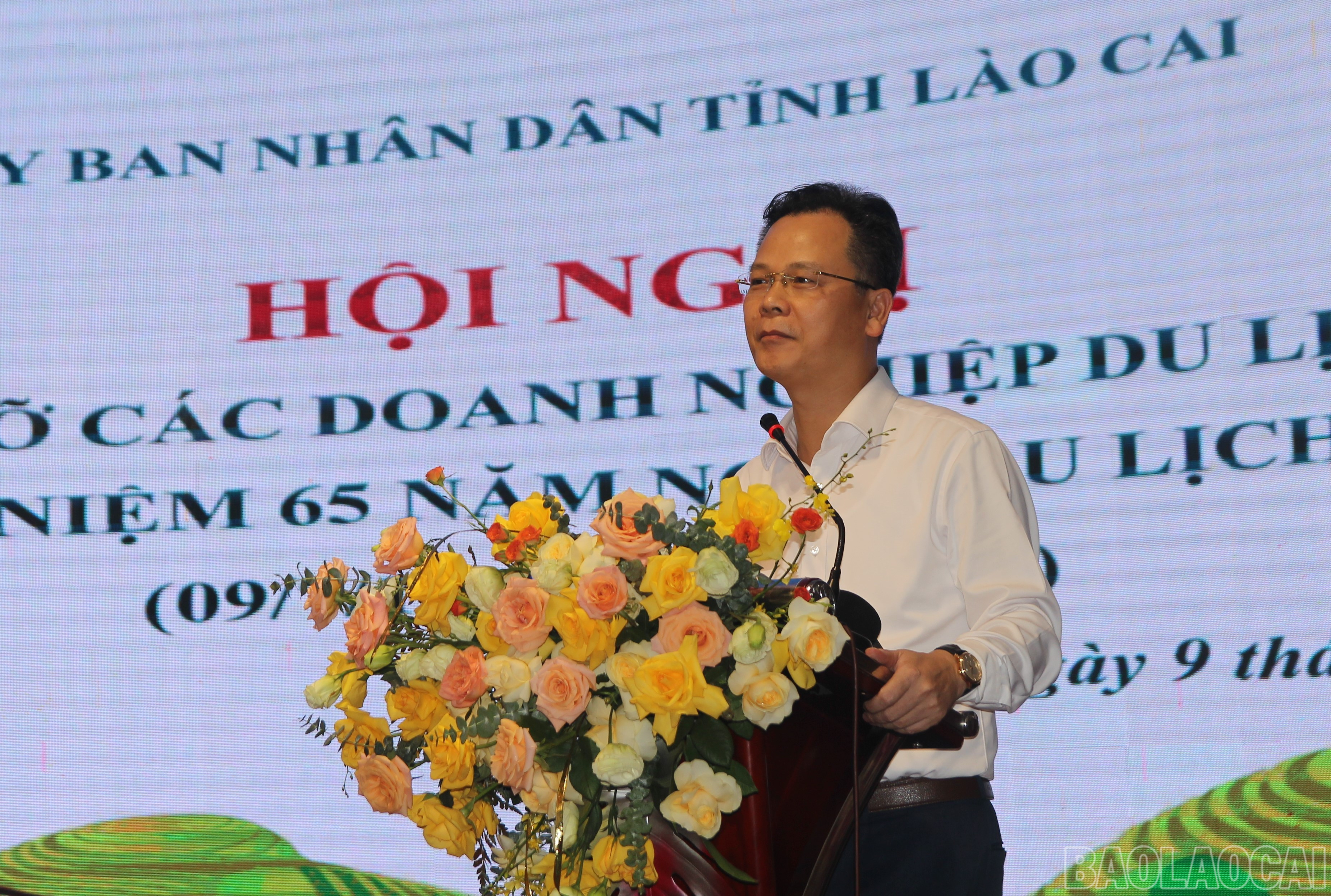 សមមិត្ត Nguyen Thanh Sinh អនុប្រធានគណៈកម្មាធិការប្រជាជនខេត្ត ថ្លែងមតិក្នុងសន្និសីទ។ baolaocai-br_6.jpg