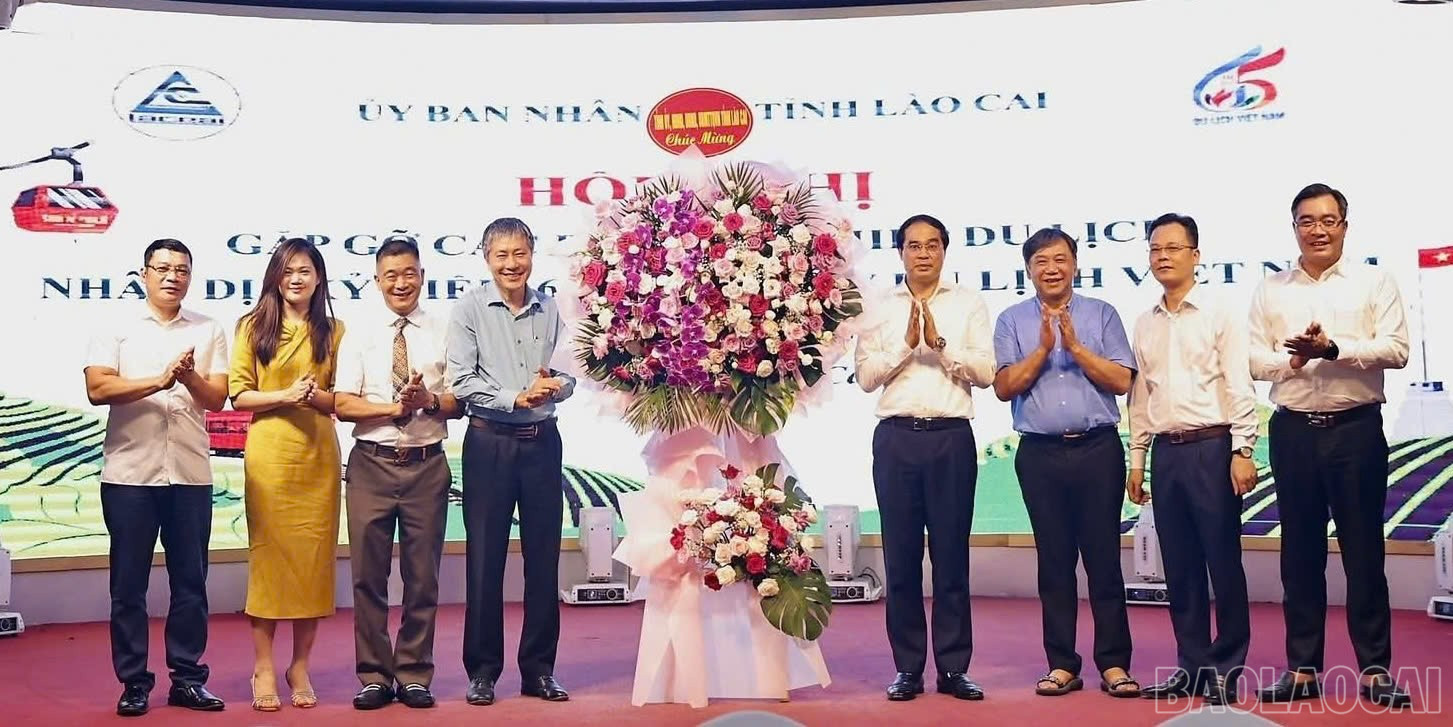 ថ្នាក់ដឹកនាំខេត្តជូនផ្កាដើម្បីអបអរសាទរខួបលើកទី៦៥នៃទិវាទេសចរណ៍វៀតណាម។ baolaocai-br_aaaa.jpg