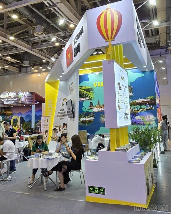 Gian trưng bày, giới thiệu các ấn phẩm du lịch của Việt Nam. baolaocai-br_2.jpg